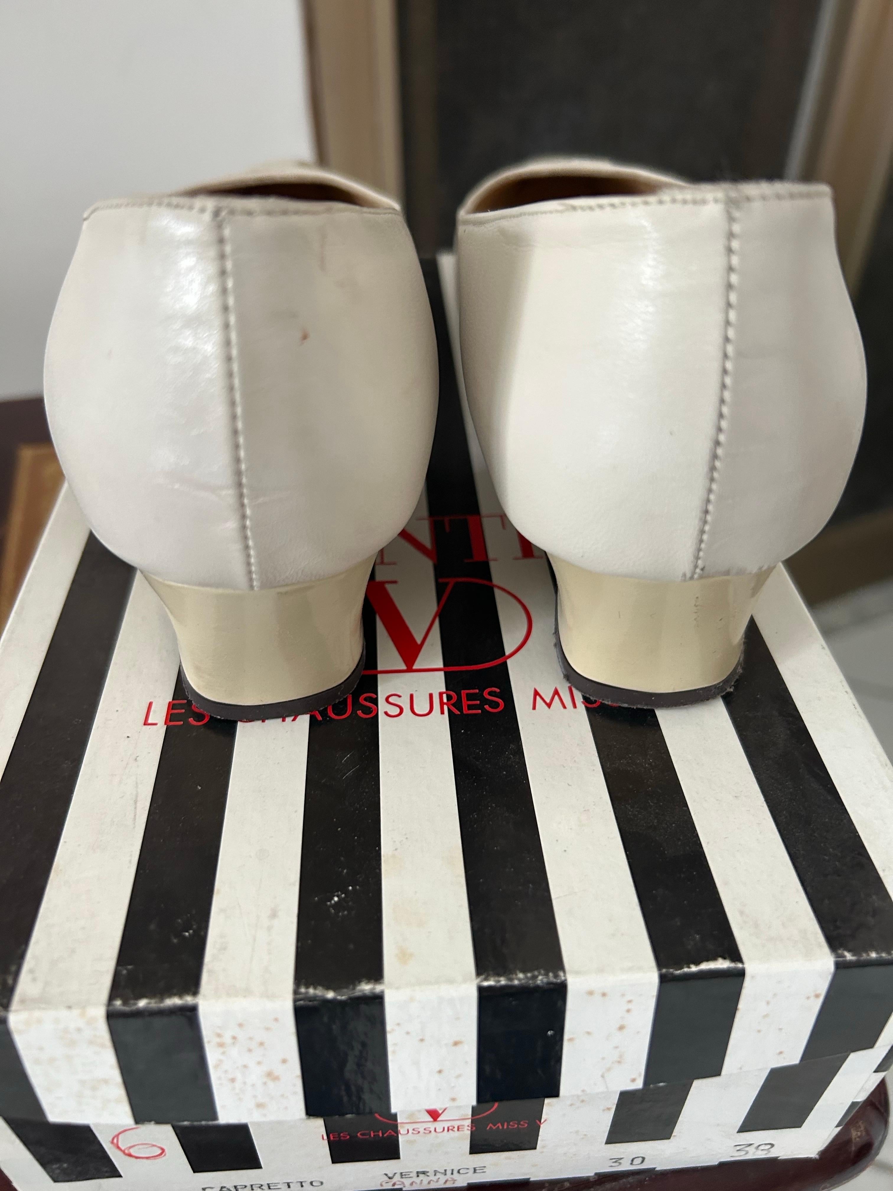 Valentino Beige Leder Vintage Decollete Schuhe 1980s im Angebot 1