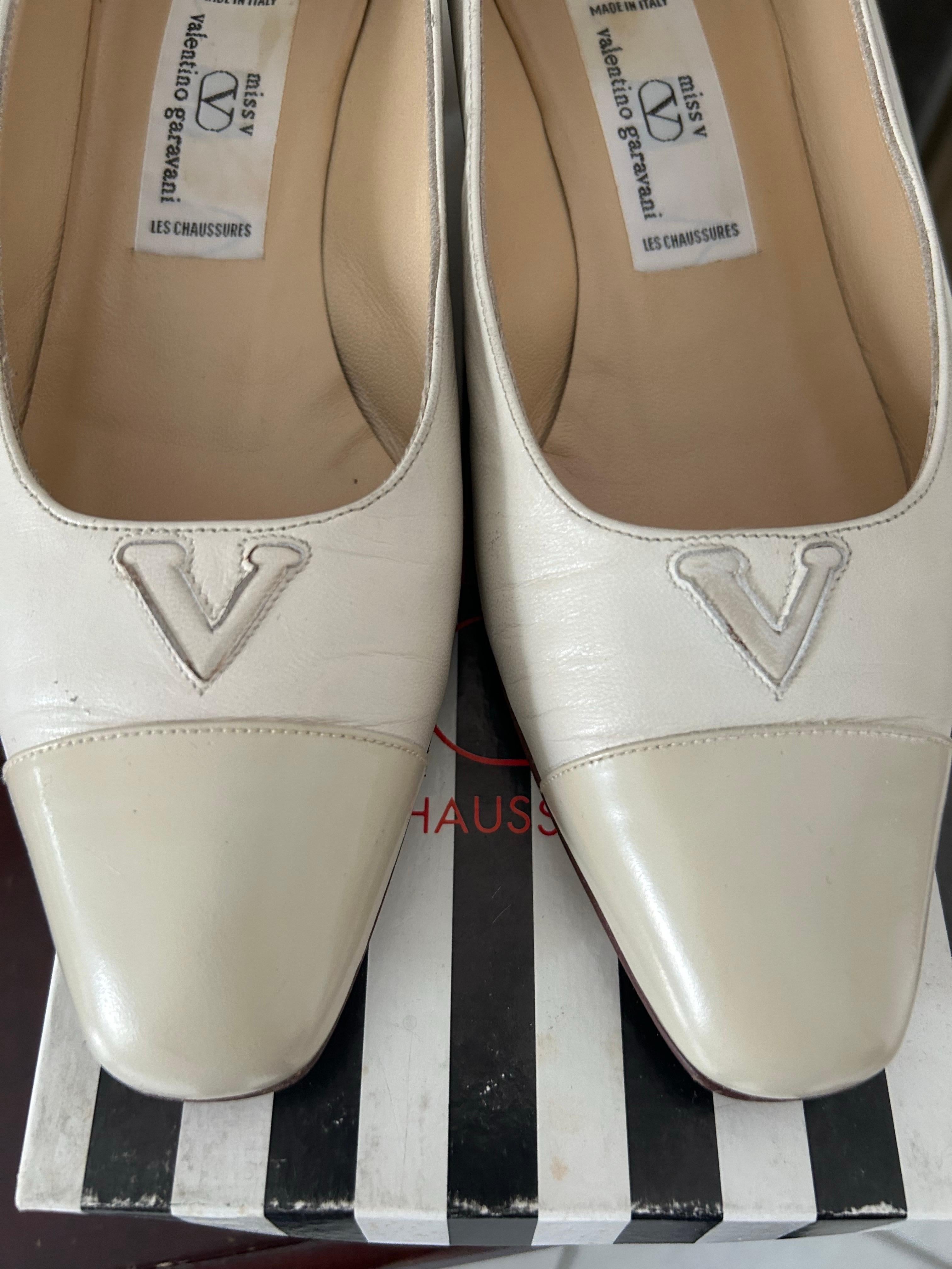 Valentino Beige Leder Vintage Decollete Schuhe 1980s im Angebot 2