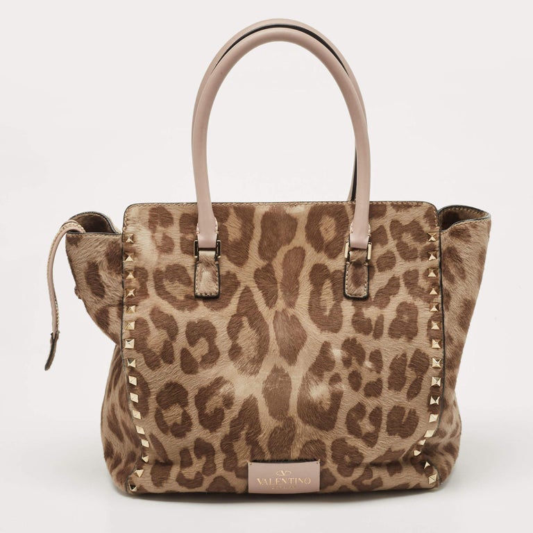 Ingen Uddybe Demonstrere Valentino Beige Leopard Print Calfhair and Leather Small Rockstud Trapeze  Tote For Sale at 1stDibs
