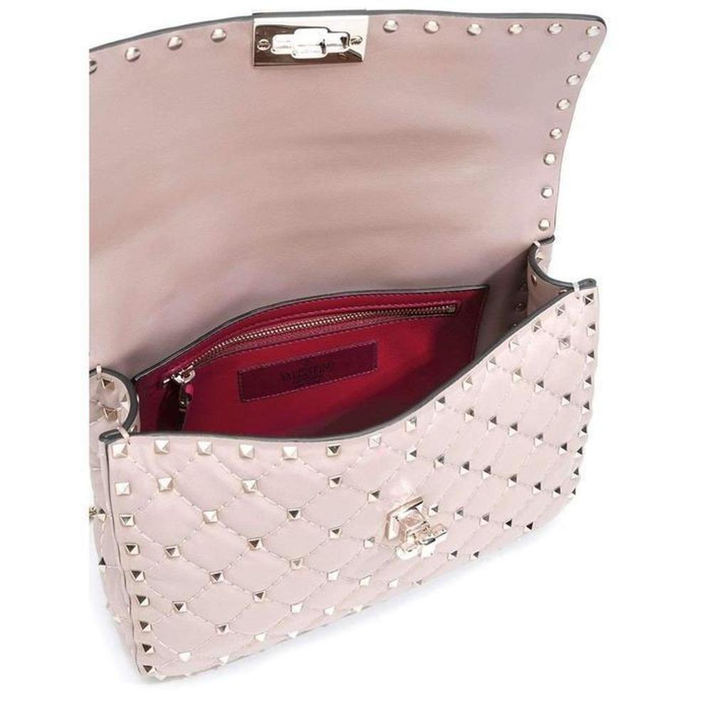 Valentino Beige Medium Rockstud Matelassé Bag LW0B0122NAP In New Condition For Sale In Brossard, QC