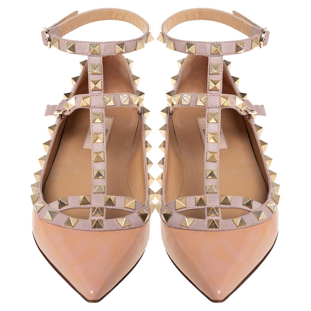 These flats by Valentino have been beautifully crafted from leather and styled with pointed toes and signature Rockstud details on the straps that form a cage effect on the vamps. These beige flats will bring you countless days of style.

