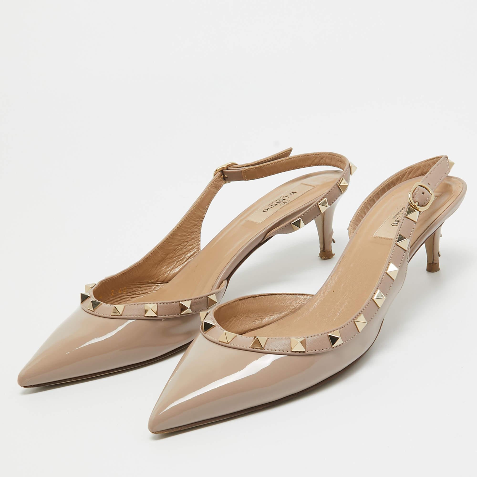 Women's Valentino Beige Patent and Leather Rockstud Slingback Pumps Size 40 For Sale