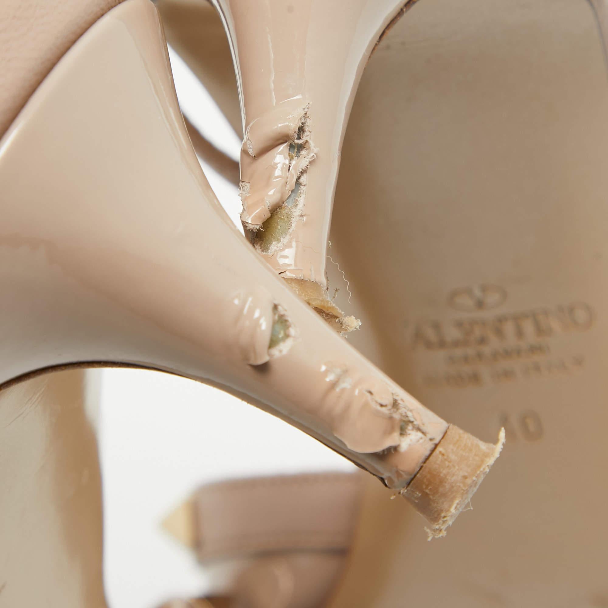 Valentino Beige Patent and Leather Rockstud Slingback Pumps Size 40 For Sale 5