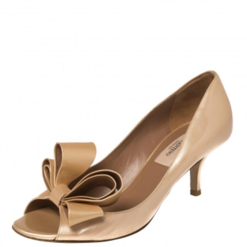 Women's Valentino Beige Patent Leather Bow Accents Pumps Size 36 For Sale
