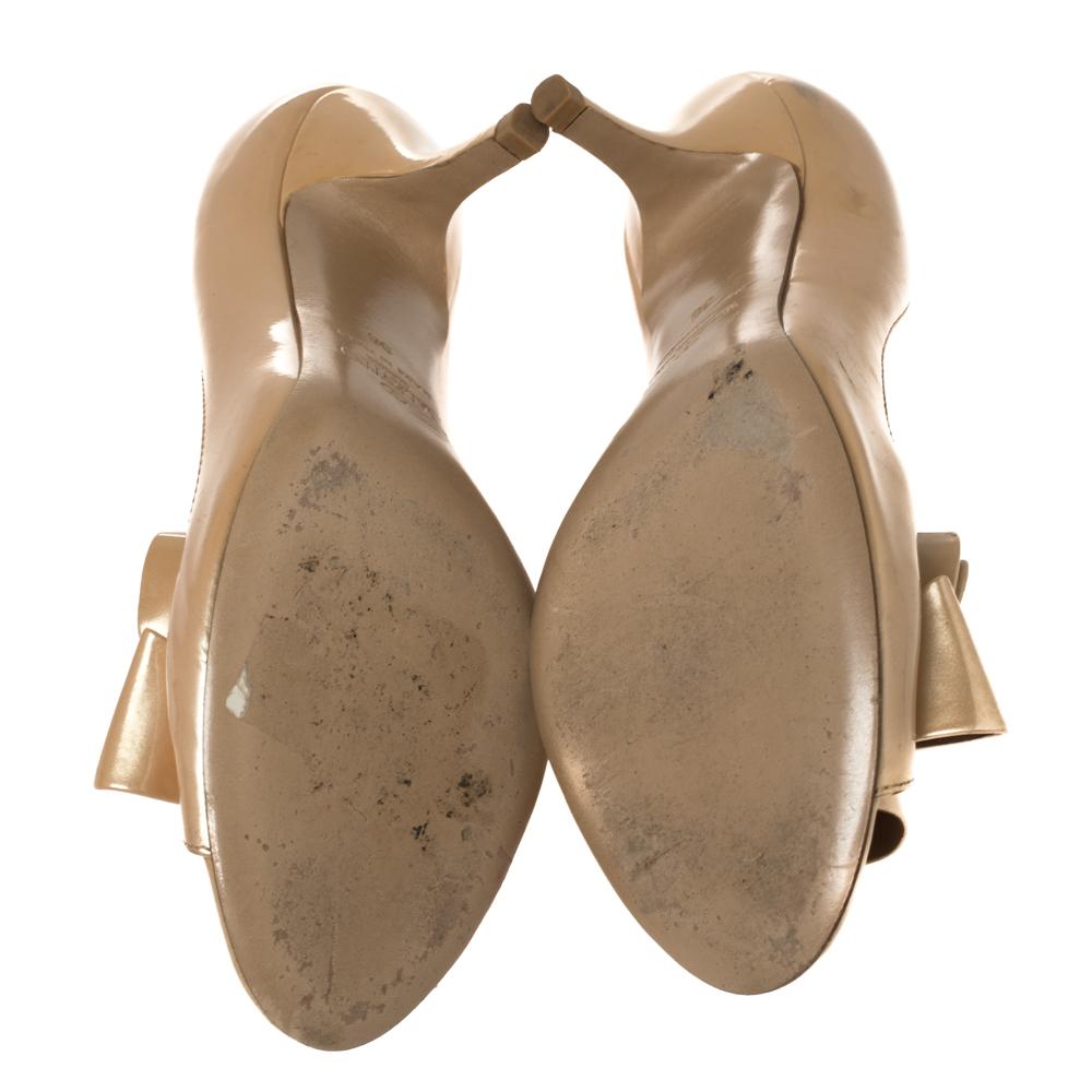 Valentino Beige Patent Leather Bow Accents Pumps Size 36 In Good Condition In Dubai, Al Qouz 2