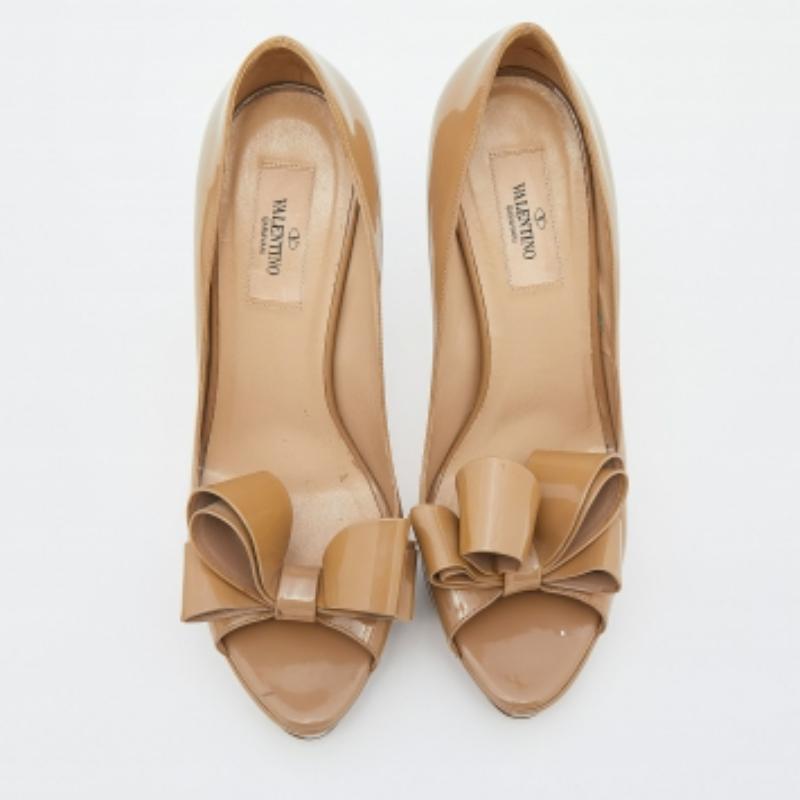Bombas de plataforma con lazo de charol beige Valentino talla 39 Beige en venta