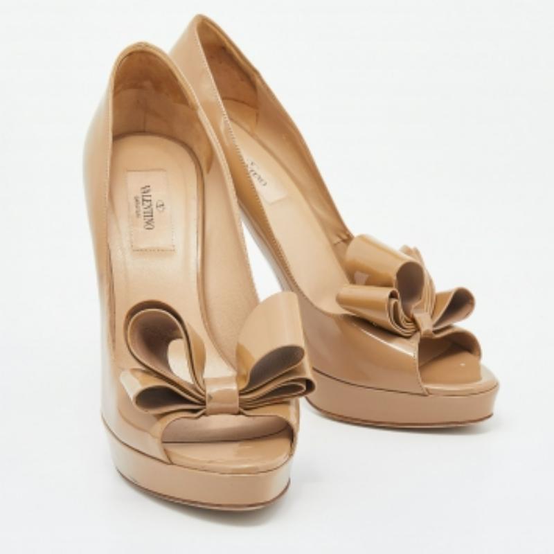 Bombas de plataforma con lazo de charol beige Valentino talla 39 en Bastante bueno estado para la venta en Dubai, Al Qouz 2