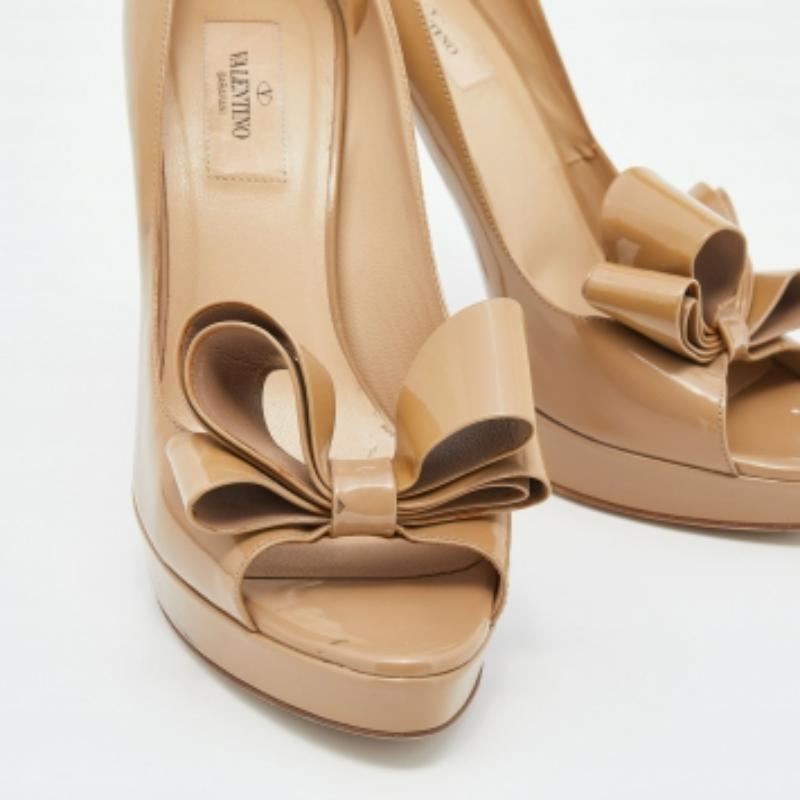 De las mujeres Bombas de plataforma con lazo de charol beige Valentino talla 39 en venta