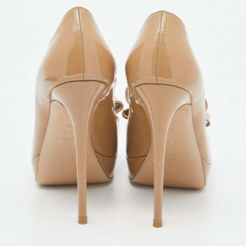 Bombas de plataforma con lazo de charol beige Valentino talla 39 en venta 1