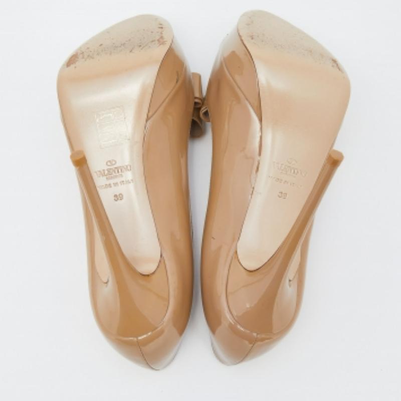 Bombas de plataforma con lazo de charol beige Valentino talla 39 en venta 2