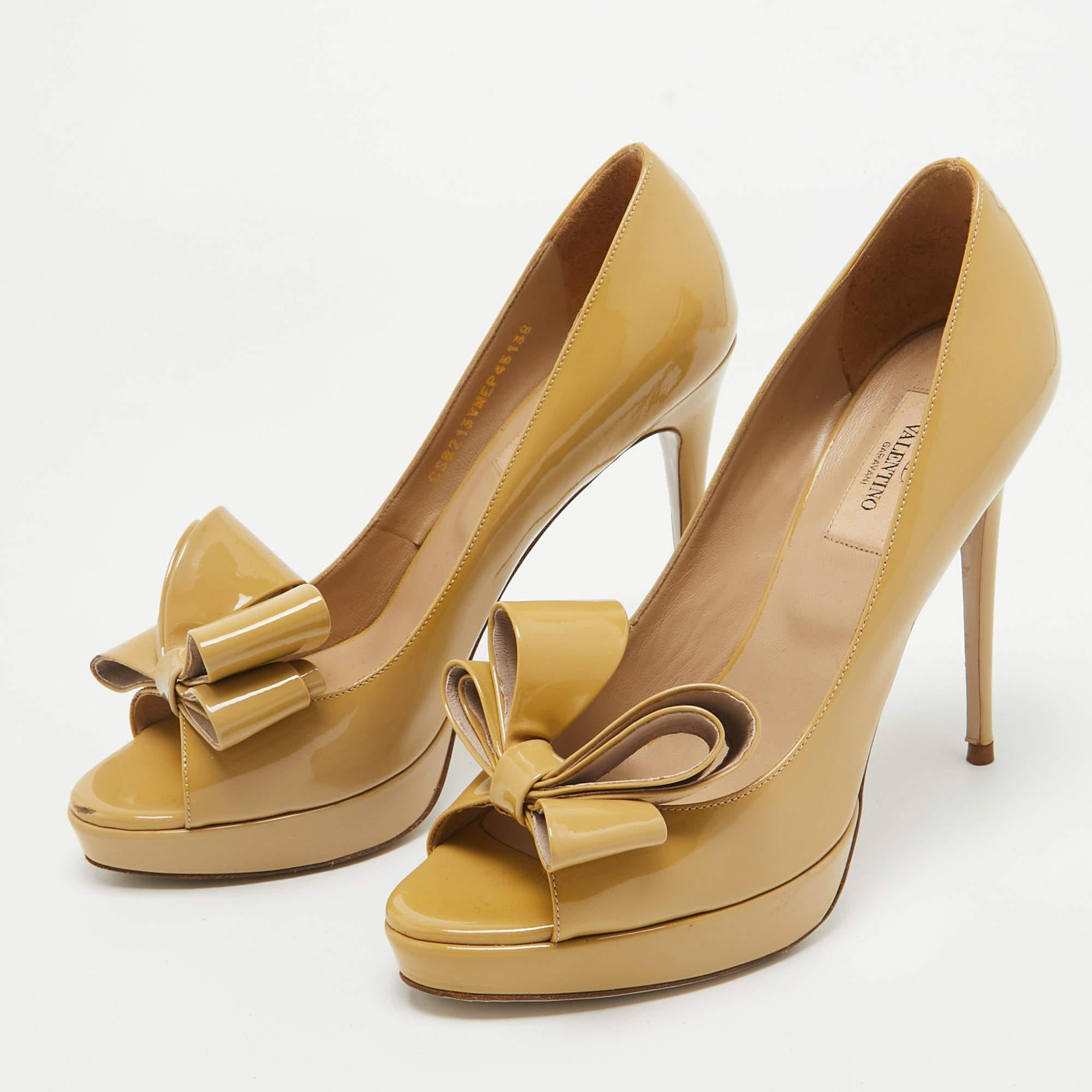 Exuding femininity and elegance these pumps feature a chic silhouette with an attractive design. You can wear these pumps for a stylish look.
