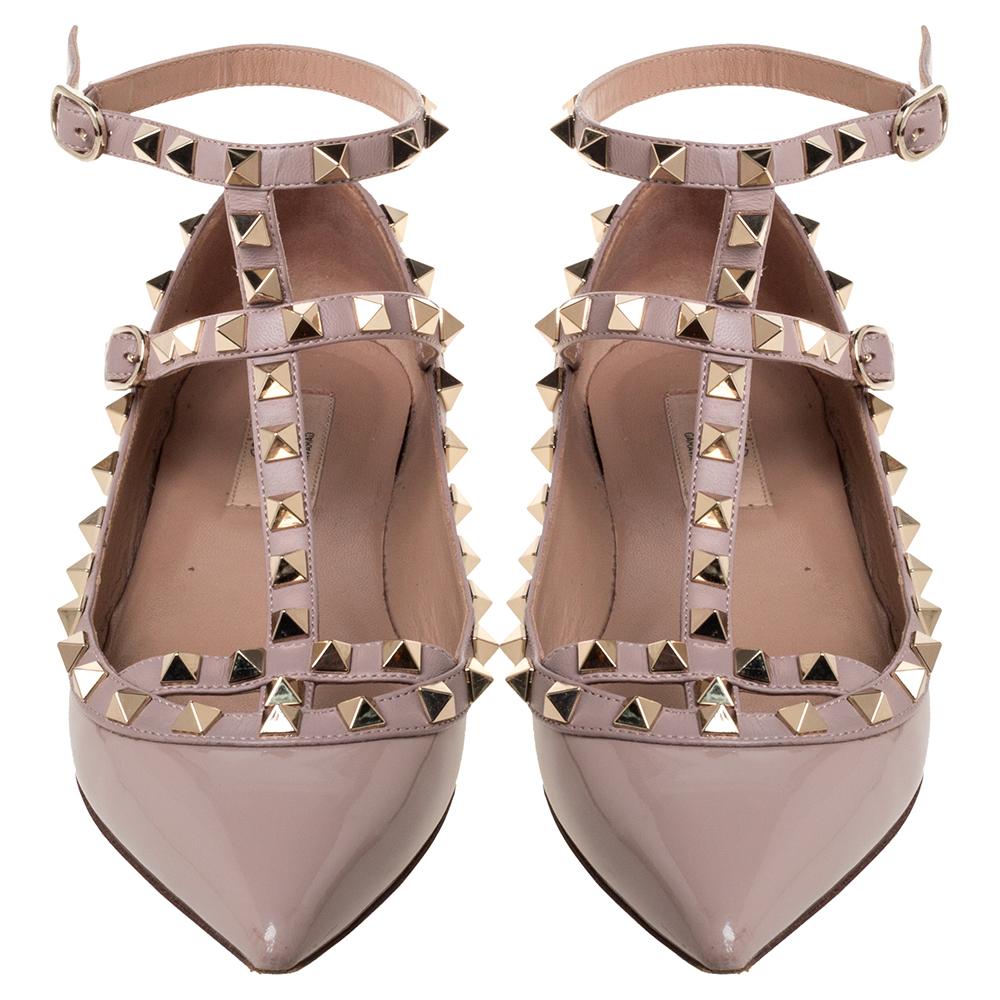 These instantly recognizable flats from Valentino will lend a stylish and playful edge to your feet. They have been crafted from patent leather in a beige shade and styled with the signature Rockstud accents on the caged straps. These beauties are