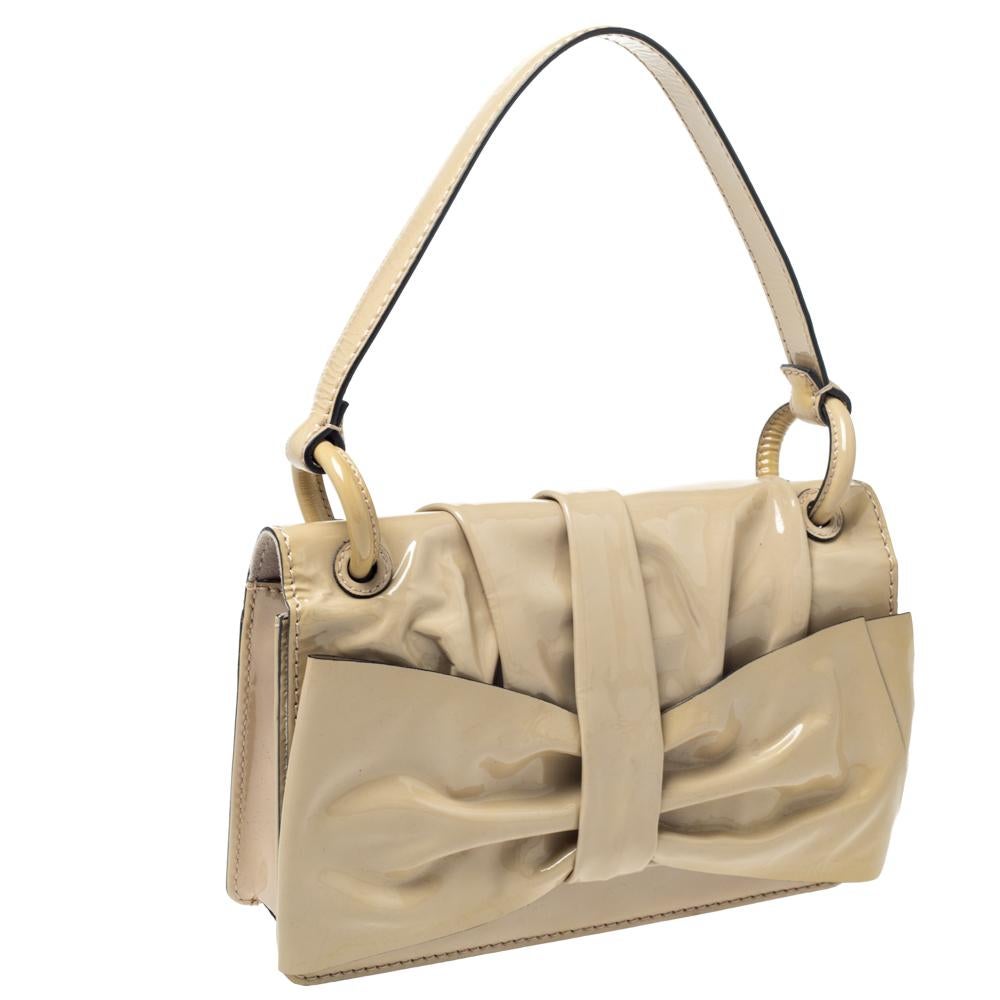 Valentino Beige Patent Leather Flap Shoulder Bag In Good Condition In Dubai, Al Qouz 2