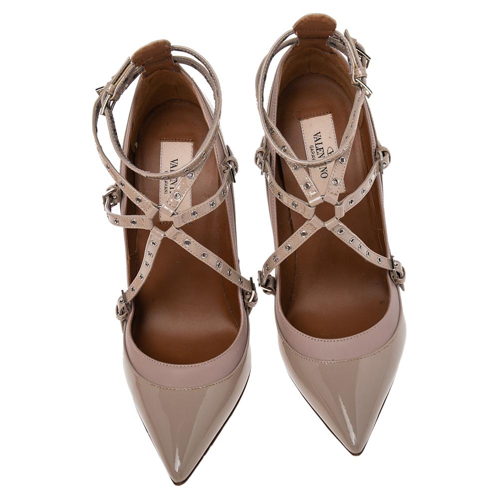 An expert in crafting upscale footwear, these Love Latch pumps do justice to the brand's reputation with their fancy exterior and precise shape. These pumps flaunt beige patent leather and leather with eyelet embellishments adorning the upper.