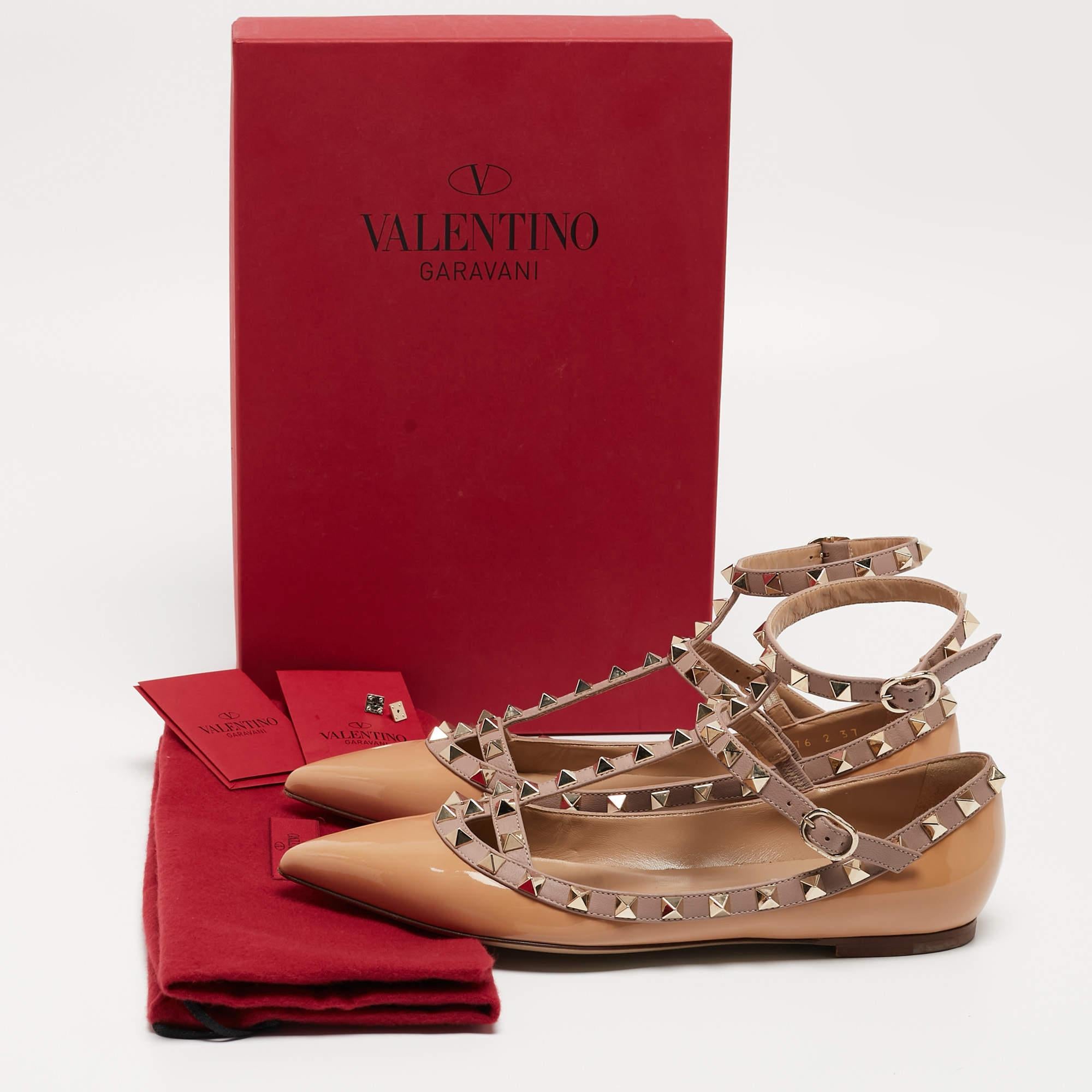 Valentino Beige Patent Leather Rockstud Ankle Strap Ballet Flats Size 37 In Good Condition For Sale In Dubai, Al Qouz 2