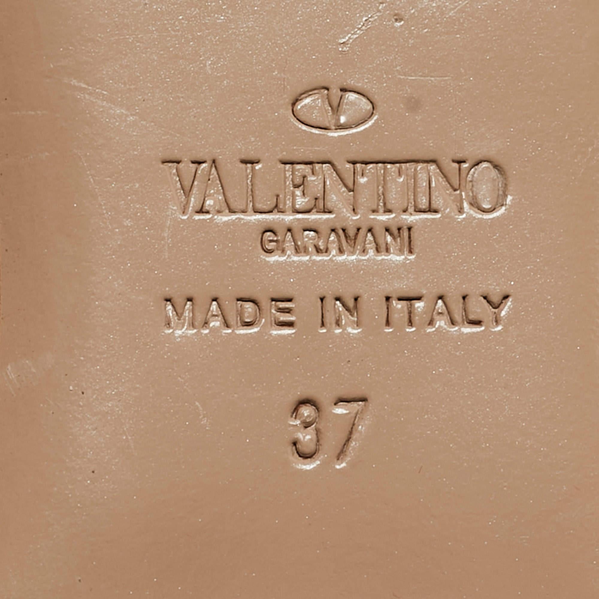 Valentino Chaussures de ballet à lanières Rockstud en cuir verni beige, taille 37 Pour femmes en vente