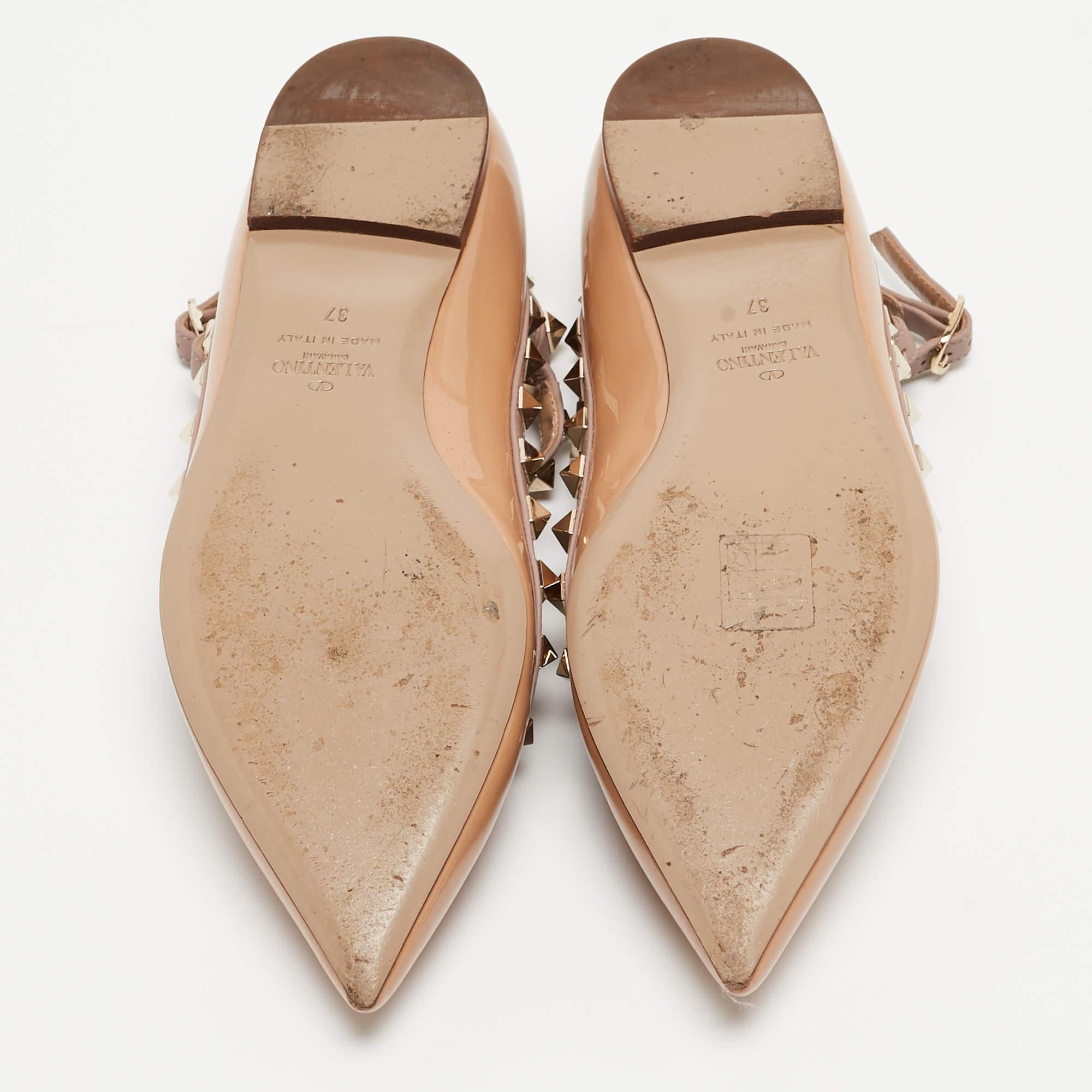 Valentino Chaussures de ballet à lanières Rockstud en cuir verni beige, taille 37 en vente 3