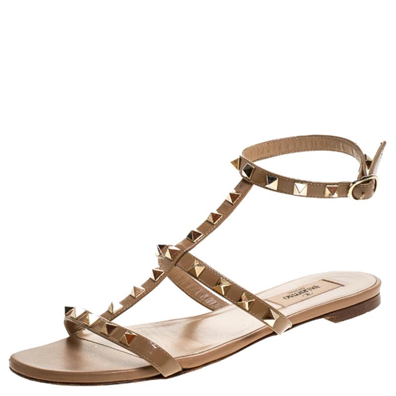 You'll love flaunting these sandals from Valentino as they are stylish and comfortable. Crafted from patent leather, they flaunt a strappy design with buckle closure and rockstud accents. They'll look perfect with dresses and casuals.

Includes: