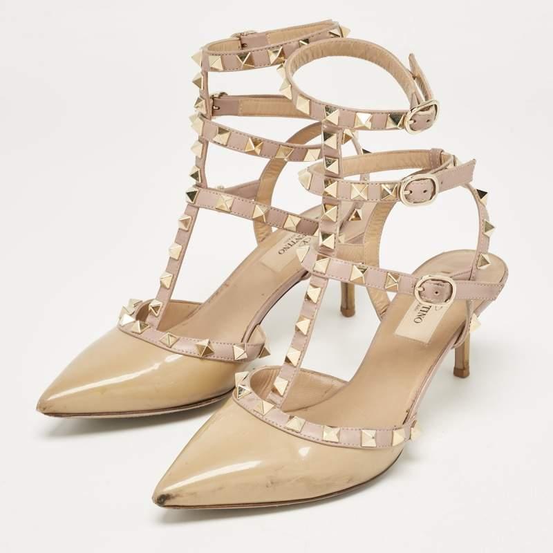 Avec un travail artisanal méticuleux et des détails glamour  Cette paire d'escarpins Valentino reflète l'expertise de la marque en matière de création de modèles innovants et admirables. Les Rockstuds soulignent élégamment les brides supérieures et