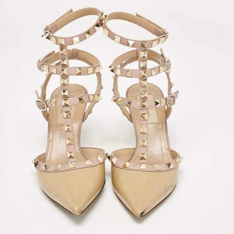 Beige Valentino escarpins à clous Rockstud en cuir verni beige, taille 36 en vente