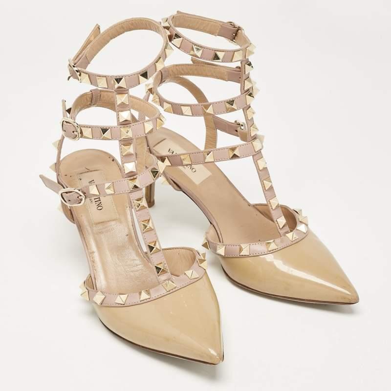 Valentino escarpins à clous Rockstud en cuir verni beige, taille 36 État moyen - En vente à Dubai, Al Qouz 2