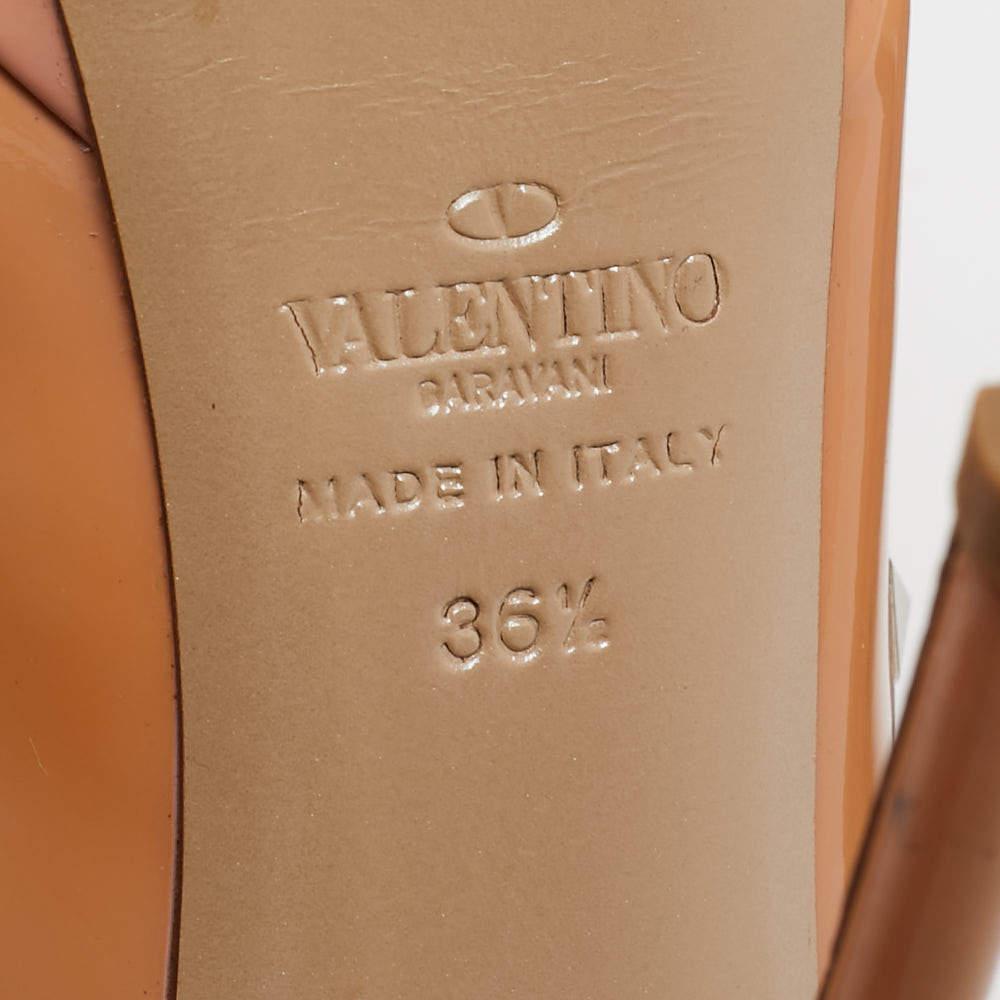 Women's Valentino Beige Patent Leather Rockstud Platform Peep Toe Pumps Size 36.5 For Sale