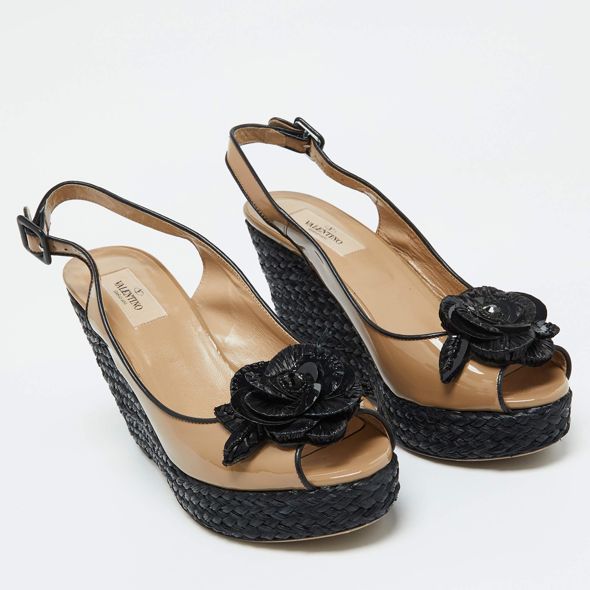 Valentino Beige Patent Leather Rose Embellished Espadrille Wedge Sandals Size 39 In Good Condition In Dubai, Al Qouz 2