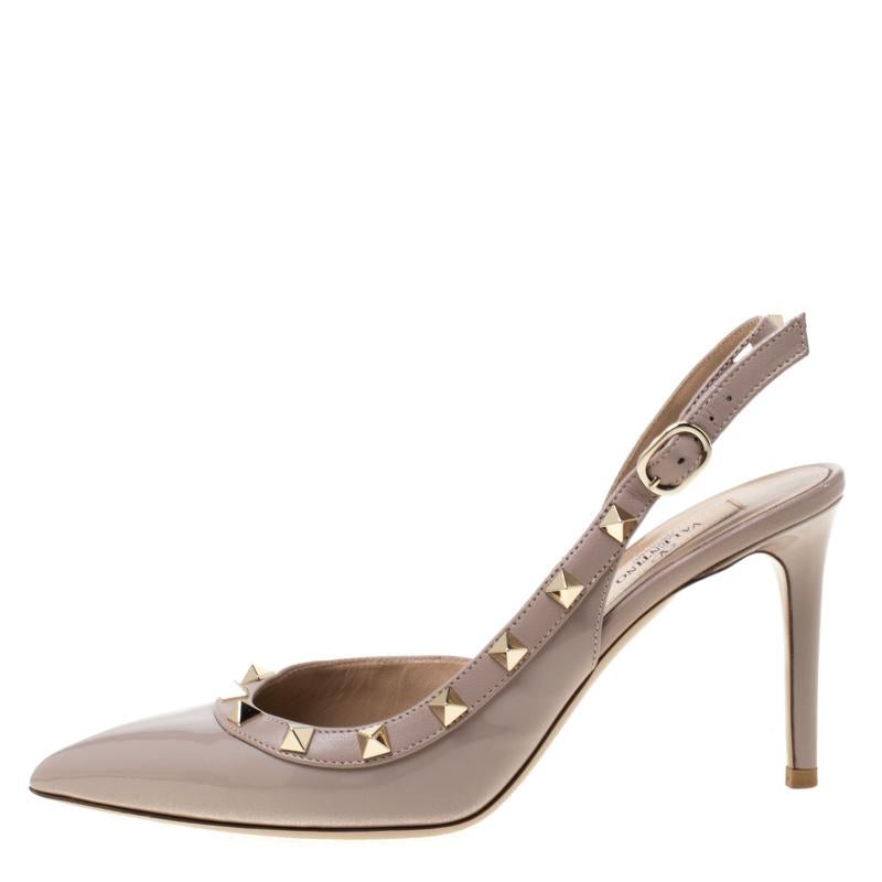 Create an aura of elegance with these lovely sandals from Valentino. These beige sandals are crafted from patent leather and feature a sophisticated silhouette. They flaunt pointed toes and are embellished with the signature Rockstuds. They come