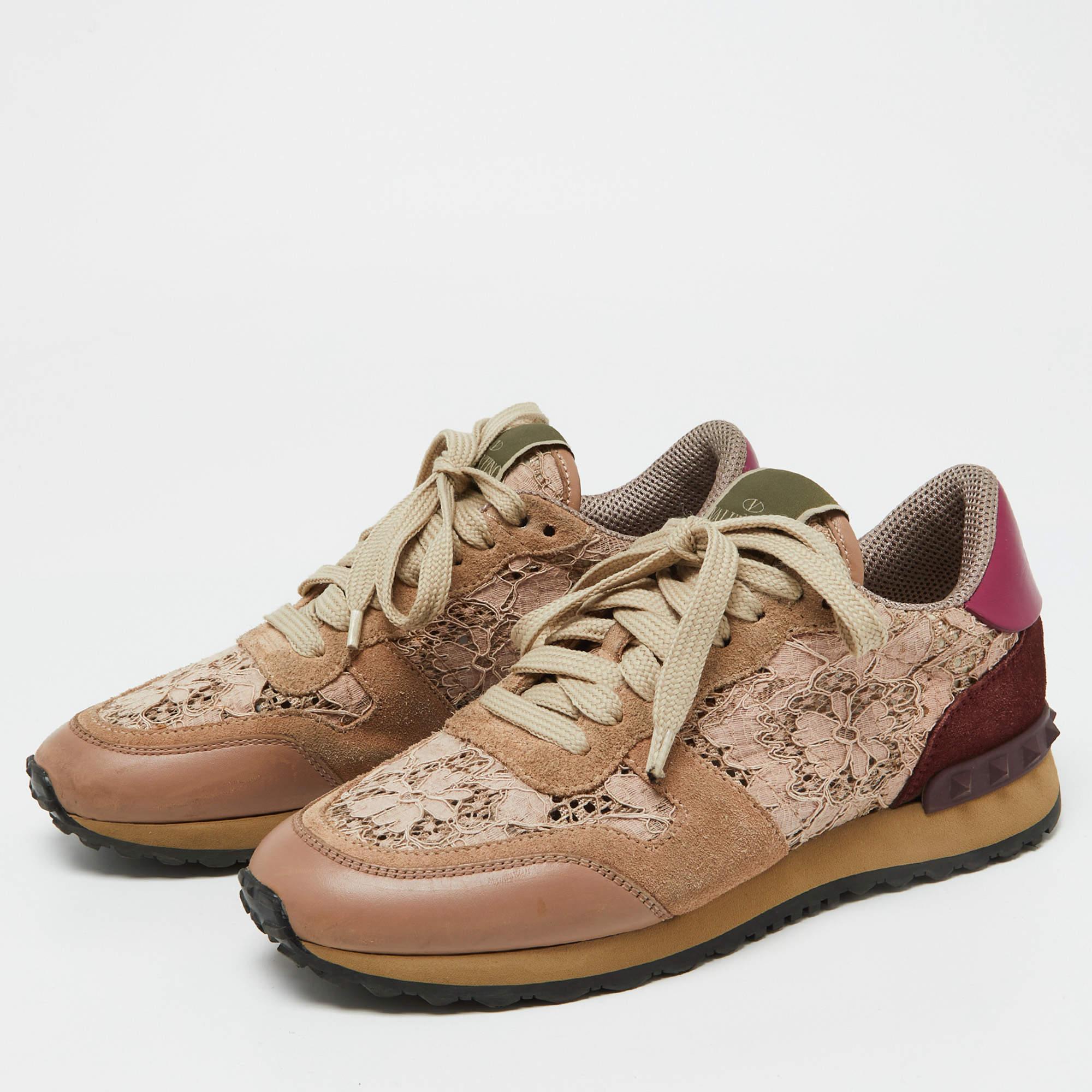 Mit diesen Designer-Sneakern können Sie Ihr Schuhwerk aufwerten. Die Kombination aus hochwertiger Ästhetik und unübertroffenem Komfort macht diese Sneaker zu einem Symbol für modernen Luxus und tadellosen Geschmack.