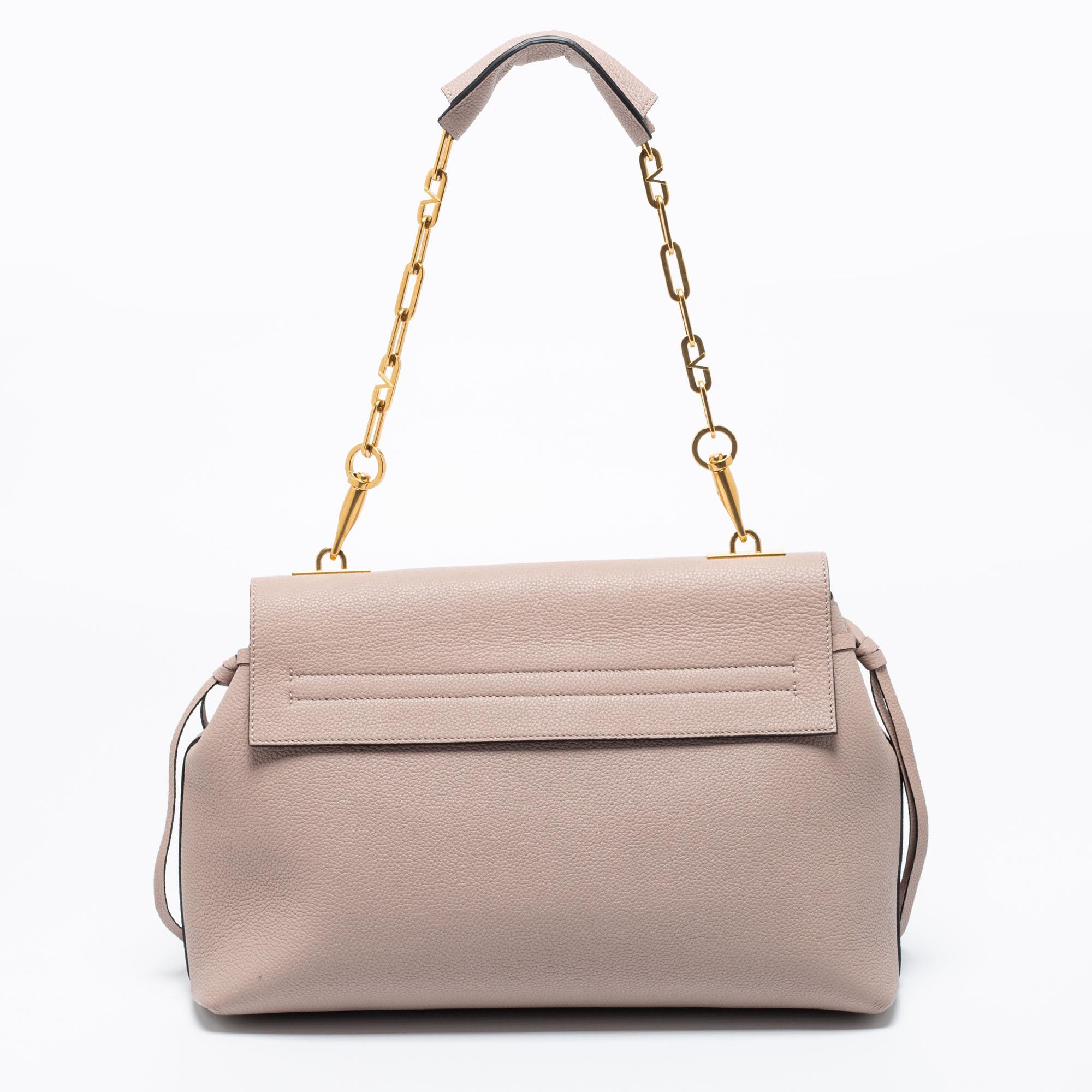 The perfect companion to your feminine style is this beige shoulder bag. The Valentino bag is crafted from grained leather and is designed with a single chain handle and a VRing closure flap to secure the capacious interior.

Includes: brand tag,