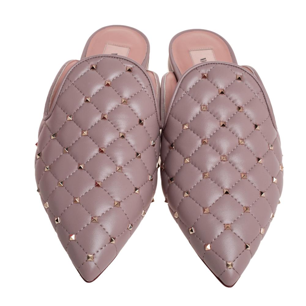 Exuding a glamorous style and polished finish, these Valentino sandals are crafted from leather in pointed-toe style. They rest on low heels and are embellished with gleaming Rockstuds - each meticulously applied to accentuate the quilted pattern.
