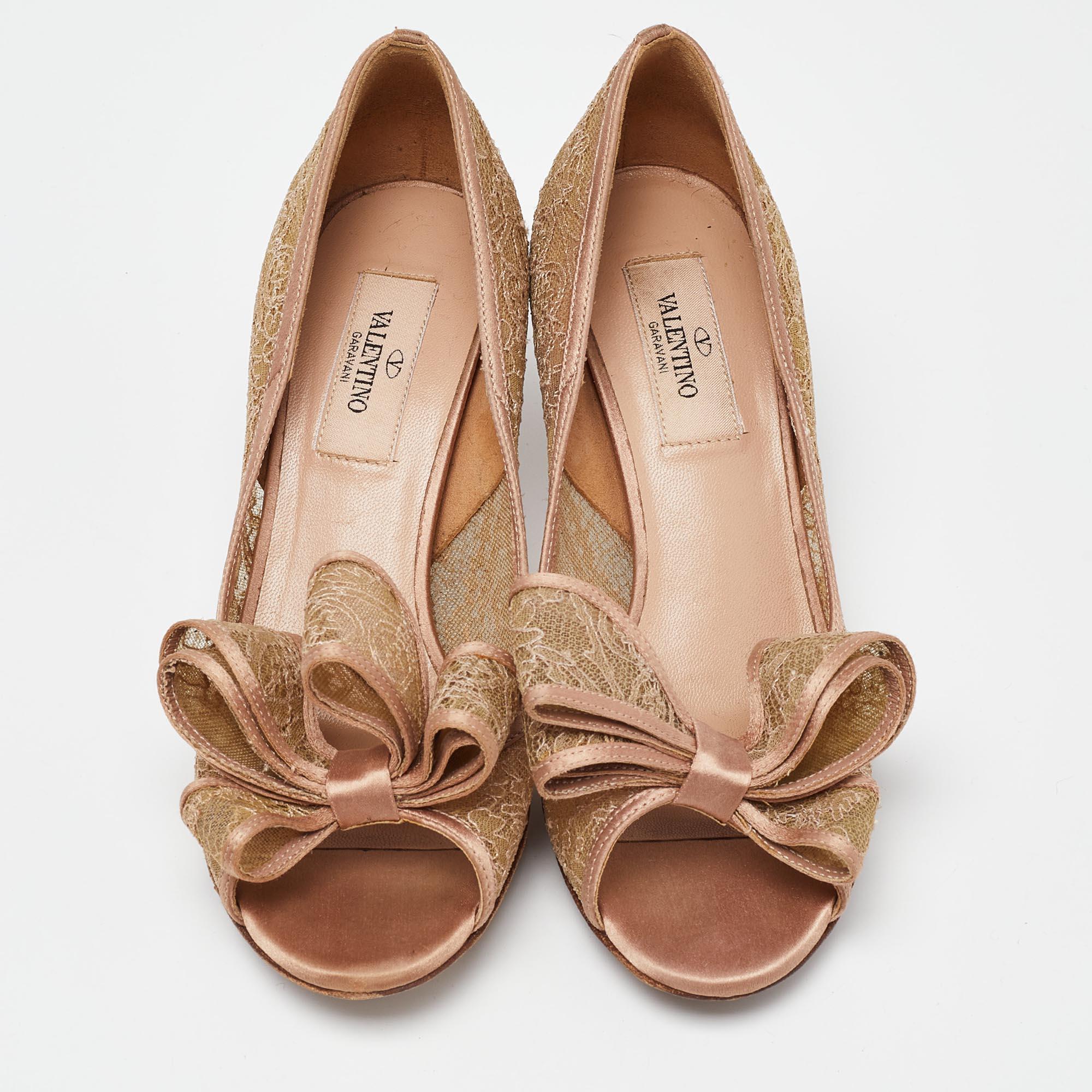 Valentino Beige Satin and Lace Bow Peep Toe Pumps Size 36 In Good Condition For Sale In Dubai, Al Qouz 2