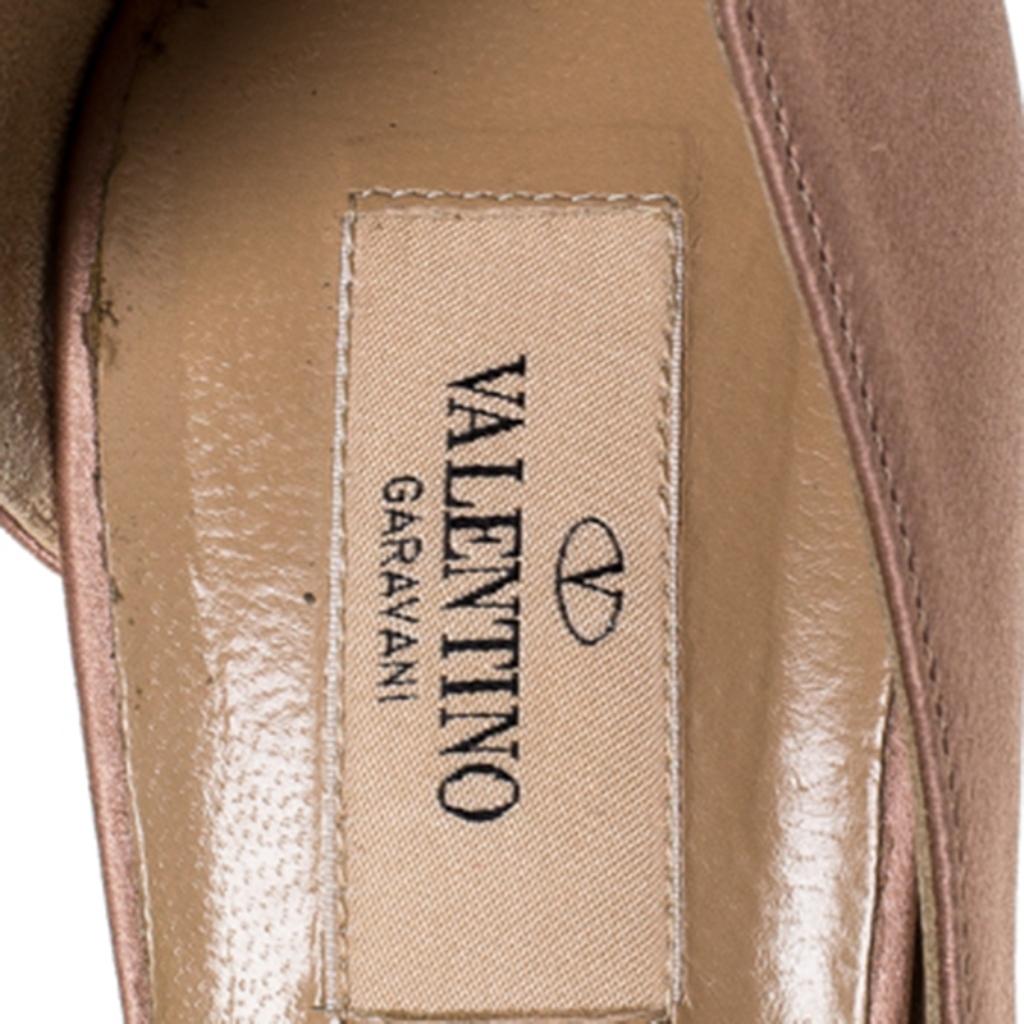 Valentino Beige Satin Crystal Embellished Bow Dorsay Peep Toe Pumps Size 38.5 In Good Condition In Dubai, Al Qouz 2