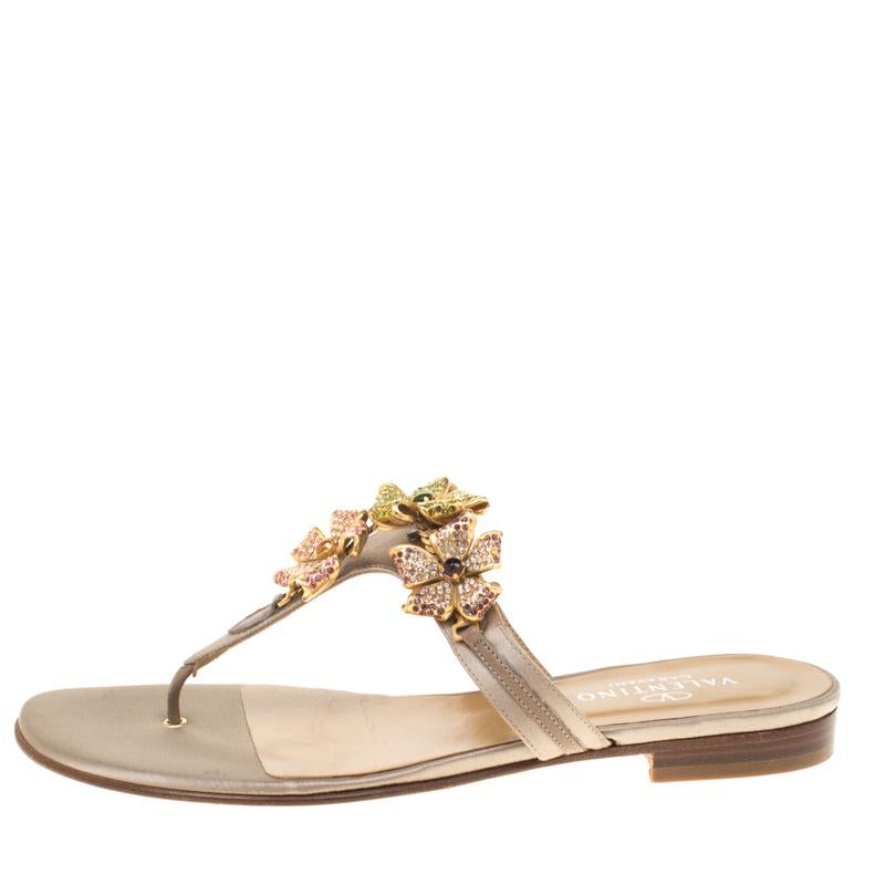 How gorgeous are these flats from Valentino! These beige flats have been crafted from satin and feature a thong design. They flaunt an exquisite crystal embellished T-strap and come equipped with comfortable insoles. They are perfect for days you
