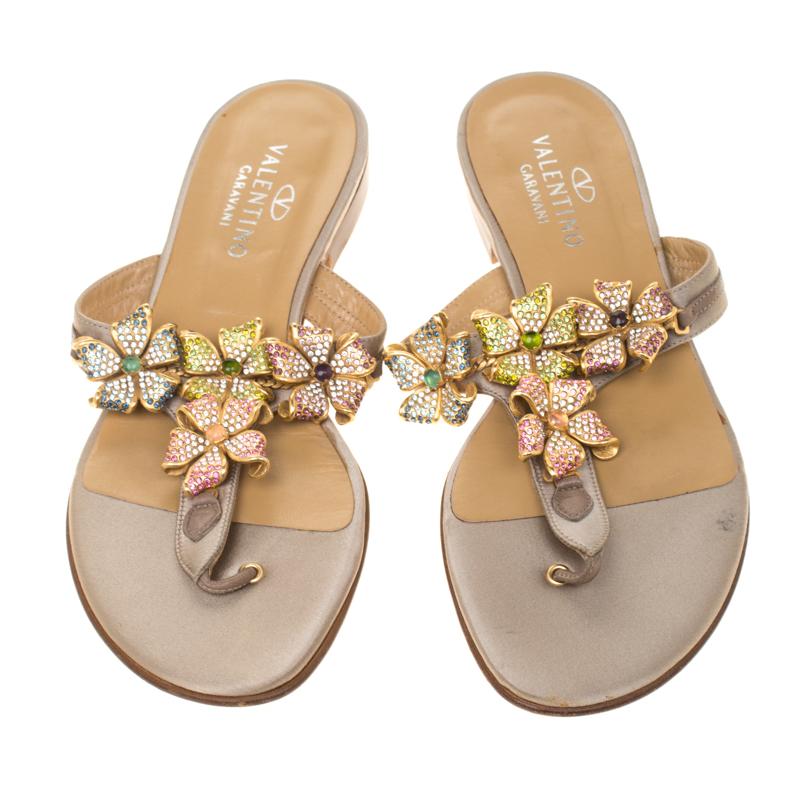 Valentino Beige Satin Crystal Embellished Thong Flats Size 38 In Good Condition In Dubai, Al Qouz 2