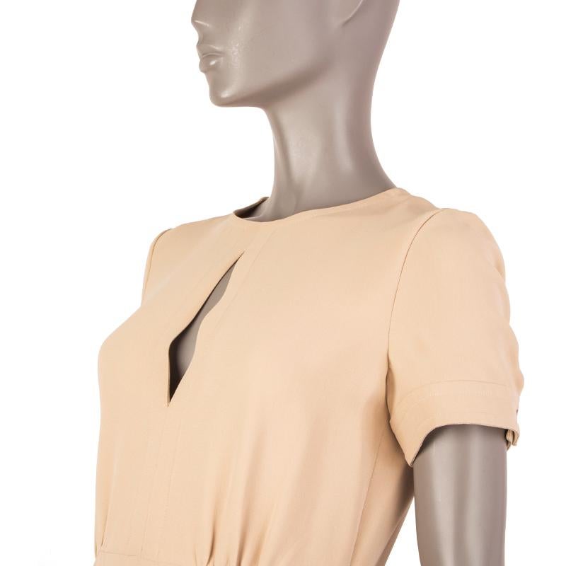 Valentino short-sleeve dress in beige silk blend (assumed as tag is missing). With keyhole neck, slightly gathered waist, two-button cuffs, and slit on the front of the skirt. Closes with hook and invisible zipper on the back. Lined in beige fabric.