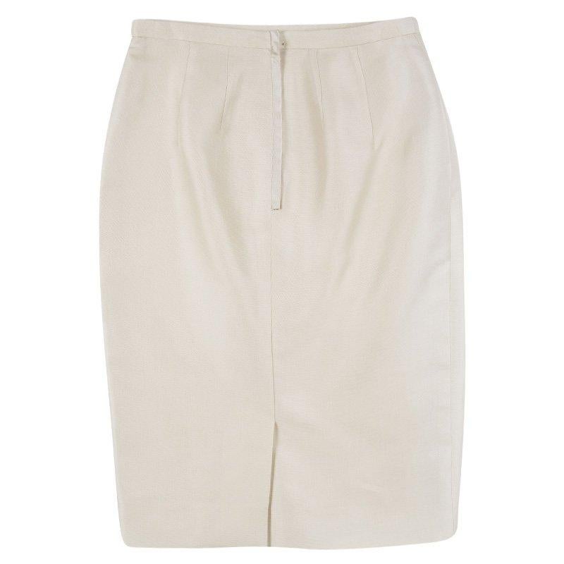From the house of Valentino comes this fabulous pencil skirt that carries such a well-tailored silhouette, it'll become your closet favourite. Made from silk in Italy, the skirt flaunts a beige hue and a back zip closure. It'll look amazing with a