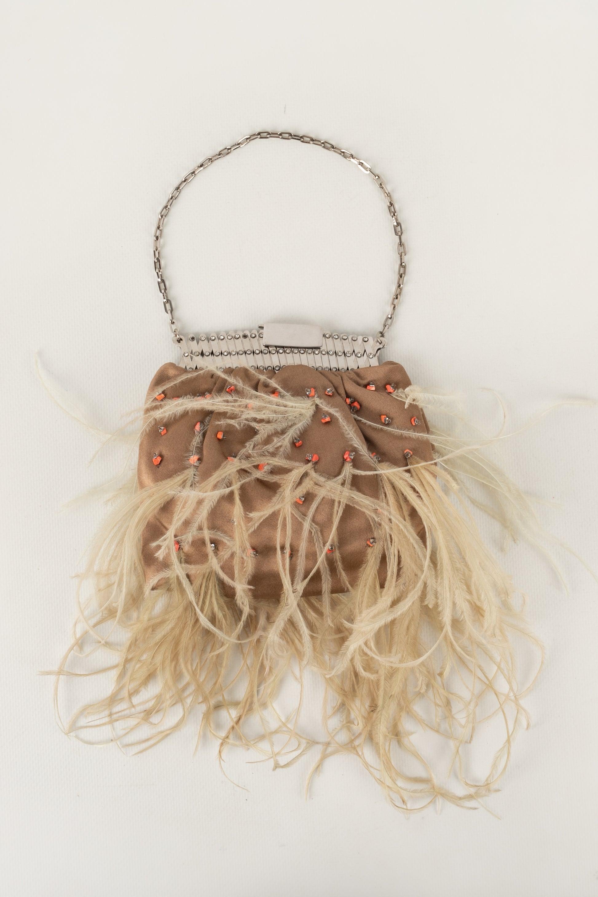 Valentino - Beige silk satin tiny bag ornamented with feathers, rhinestones, and pearls.

Additional information:
Condition: Very good condition
Dimensions: Height: 13 cm - Length: 15 cm - Depth: 3 cm - Handles: 29 cm

Seller Reference: S175

