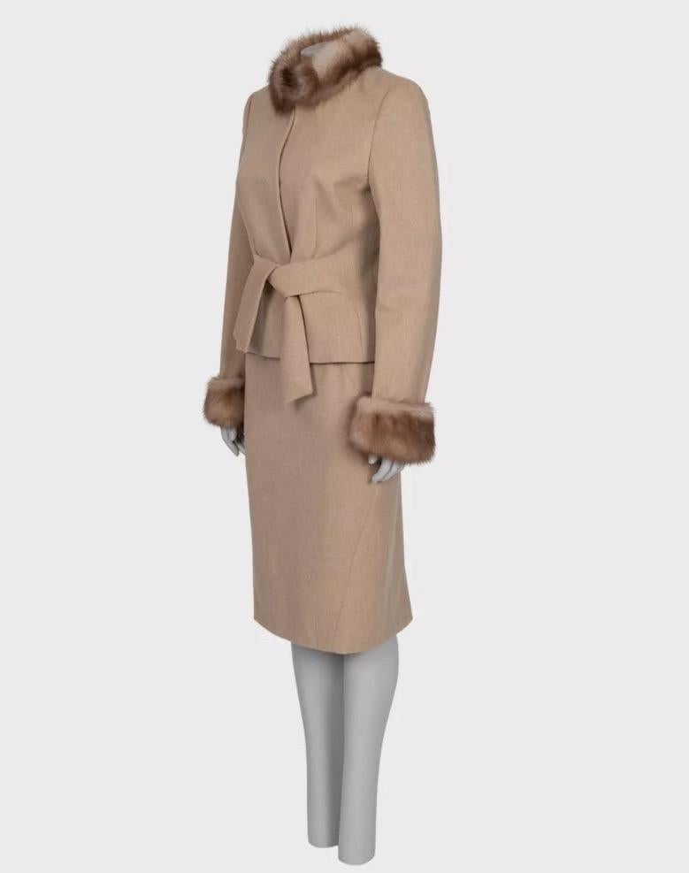 Elegante abito di Valentino in beige, realizzato in un lussuoso misto lana e cashmere. Questo set comprende una giacca splendidamente aderente e una sofisticata gonna al ginocchio, entrambe espressione di un'impeccabile sartoria italiana.

Condit: