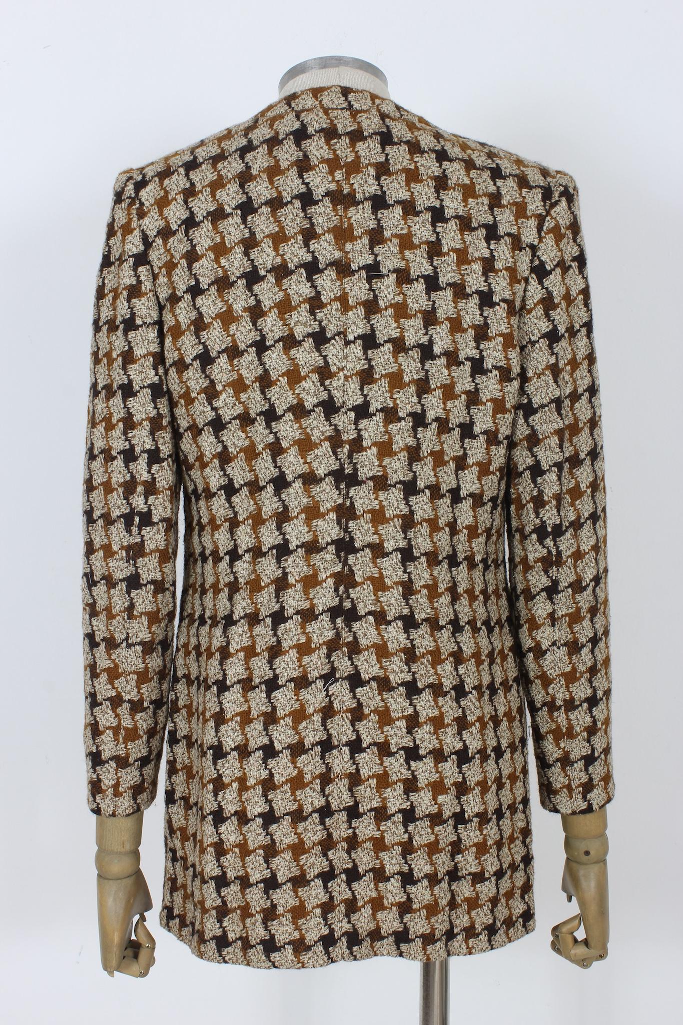 Valentino classic jacket vintage 90s. Beige and brown color with pied de poule pattern. Fabric 45% silk, 29% wool, 26% acetate, internally lined. Made in Italy.

Size: 44 It 10 Us 12 Uk

Shoulder: 42 cm
Bust/Chest: 46 cm
Sleeve: 56 cm
Length: 81cm