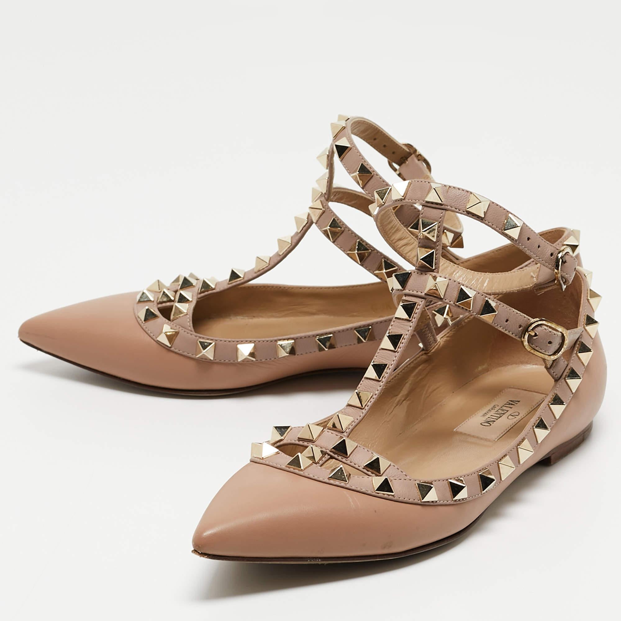 The addition of Rockstuds on the straps of these Valentino flats leads to instant brand identification. Made from leather, they embody a leather exterior and flaunt an ankle buckle closure.

