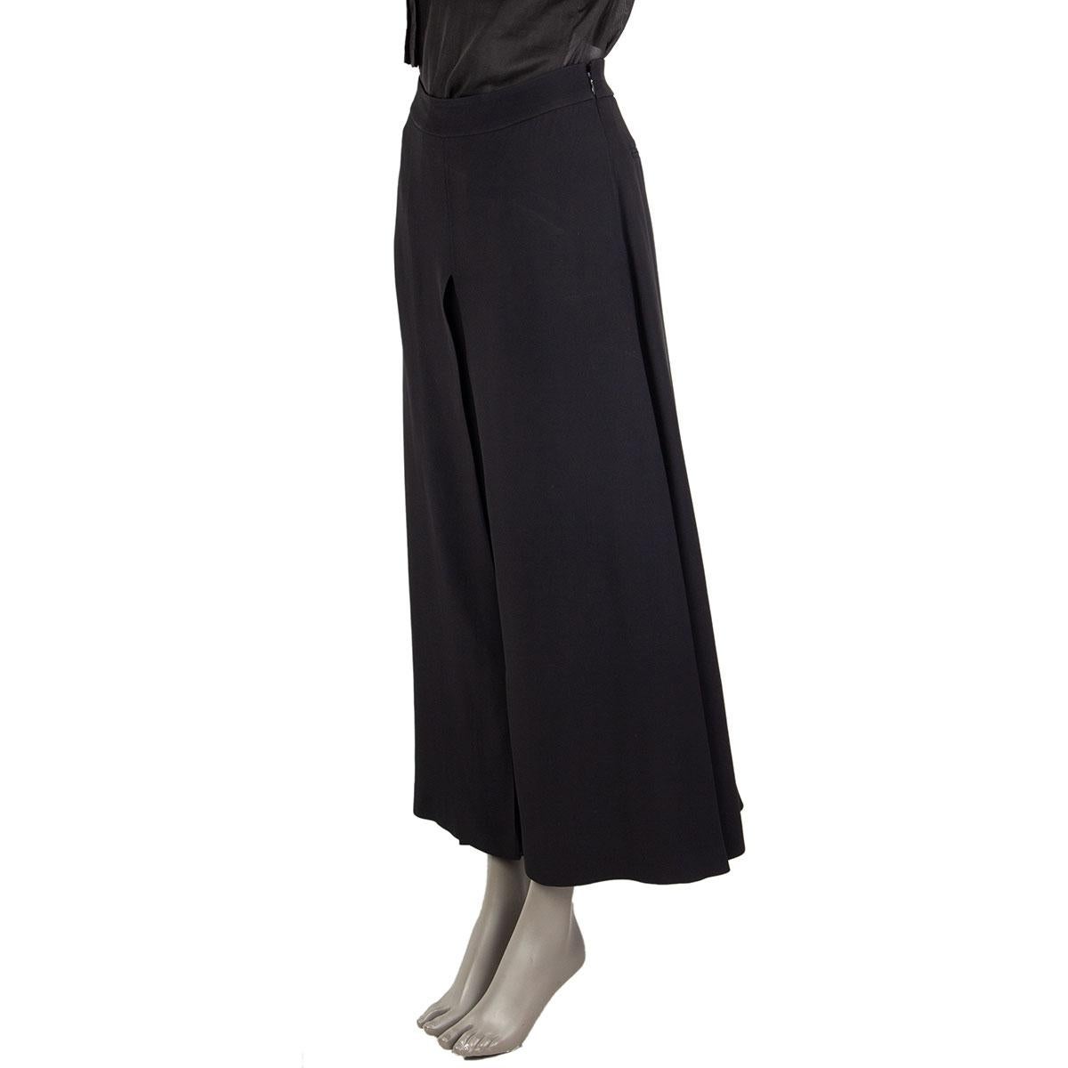 100% authentic Valentino culotte pleated pants in black acetate (57%) and viscose (43%) with a pleat in the mid-front and at the sides. Closes with one hook and a concealed zipper at the left side. Unlined. Has been worn and is in excellent