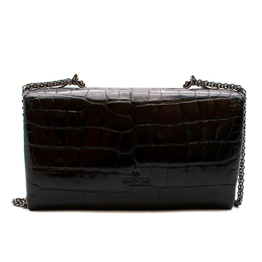Valentino Noir VaVaVoom Bag in Black Glossy Alligator with Ruthenium hardware & a crystal embellished rockstud detail. Lined in calfskin. Includes dust bag & box
24 X 13 X 6 Cm