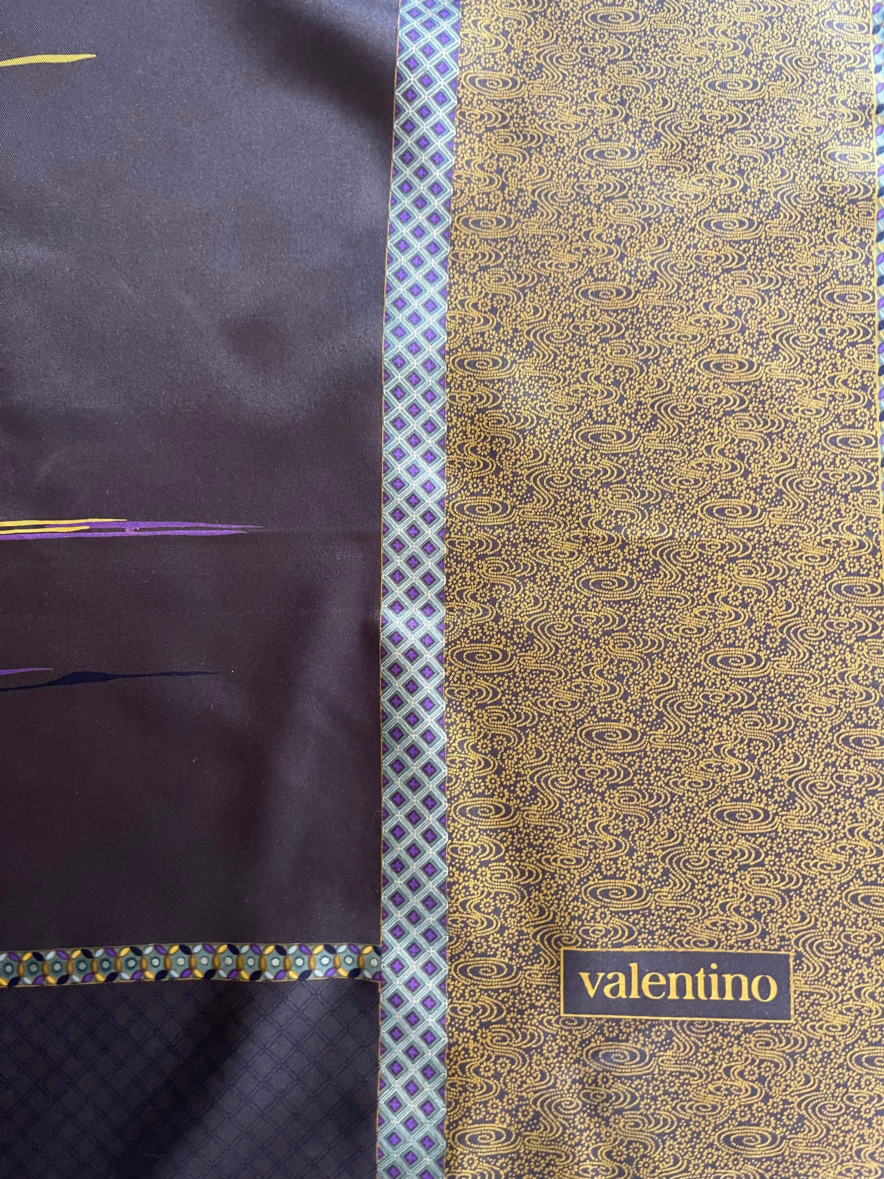 Sciarpa di seta nera e floreale di Valentino in vendita 2