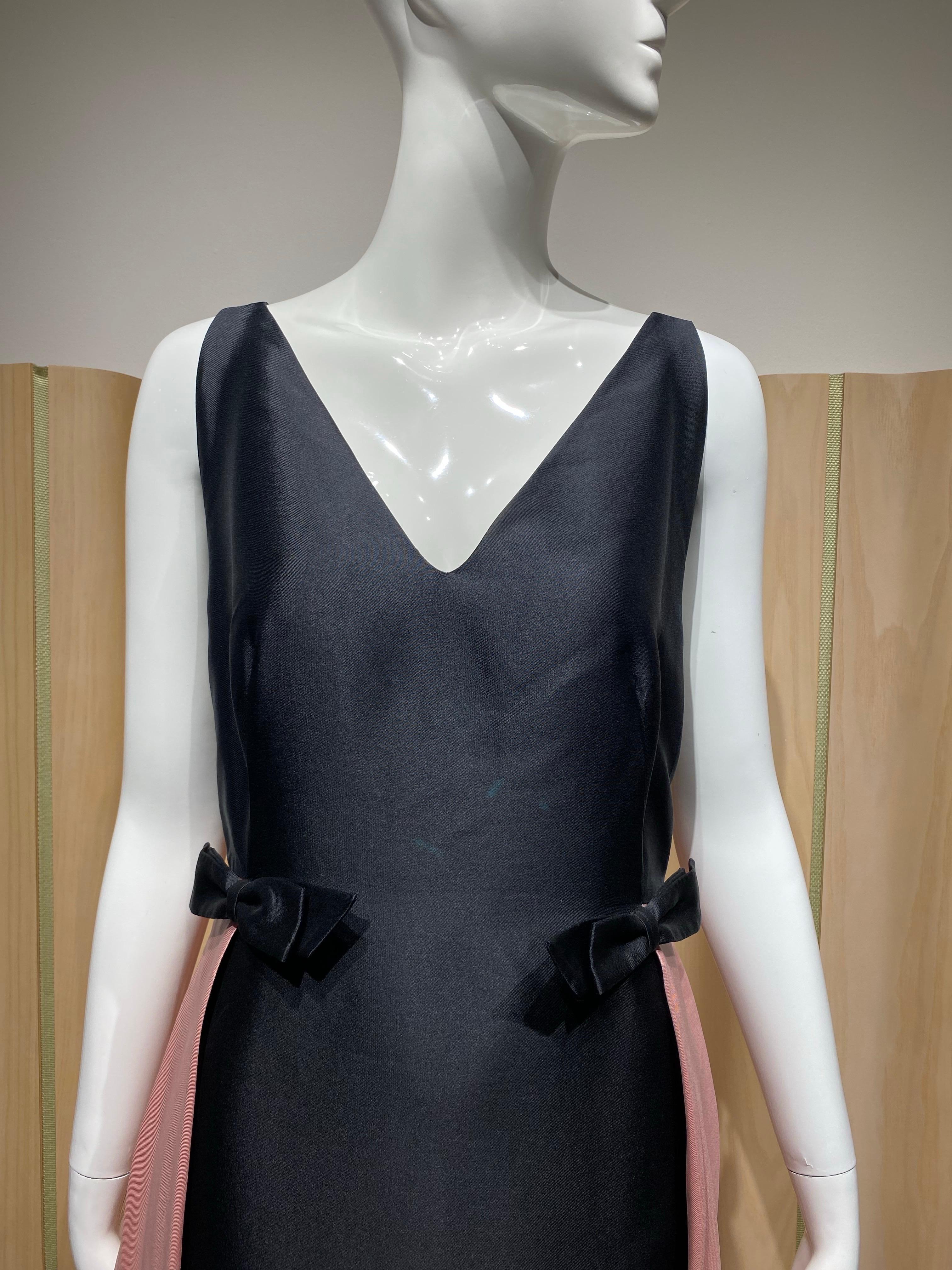 Abito in seta senza maniche anni 2000 di Valentino, nero e rosa, con fiocchi. La taglia IT42 corrisponde a US 6
 misura:
Busto 36
Vita 29