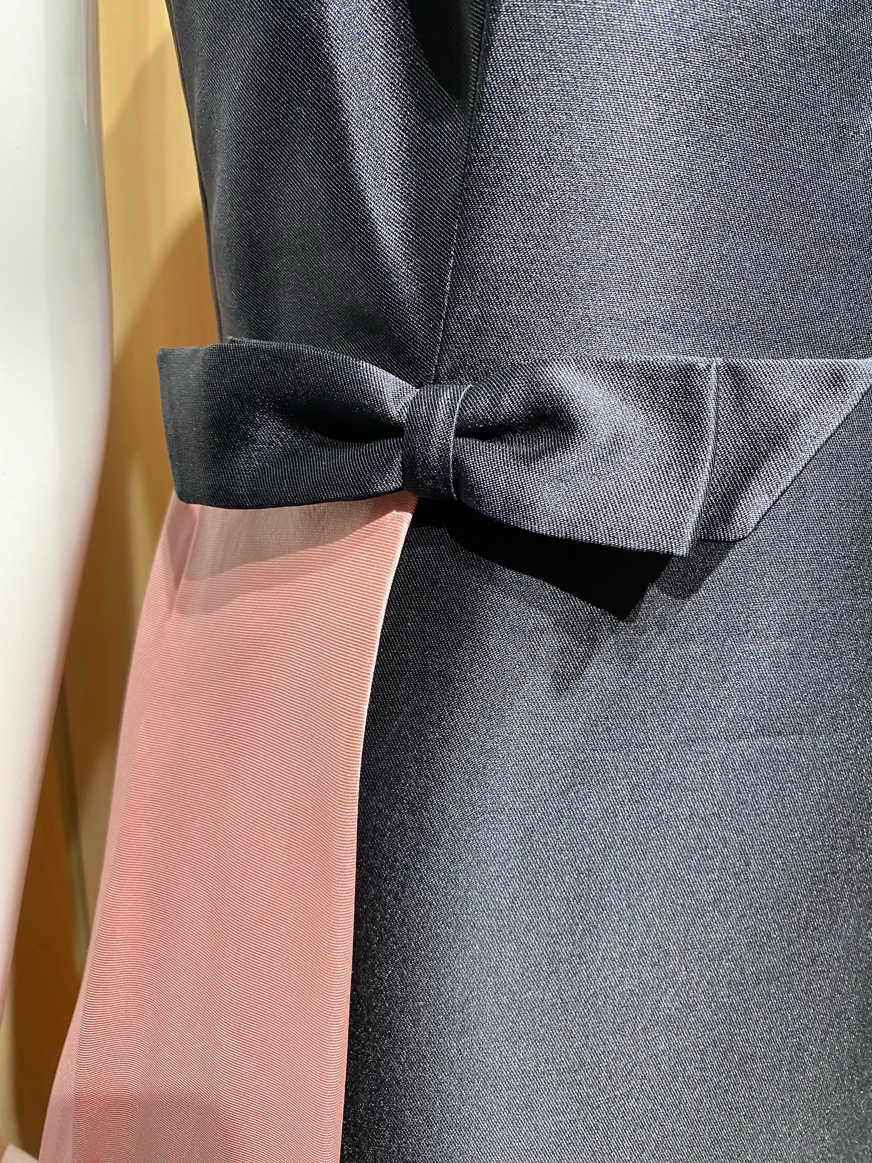 Valentino Abito in seta nera e rosa con fiocco in vendita 1