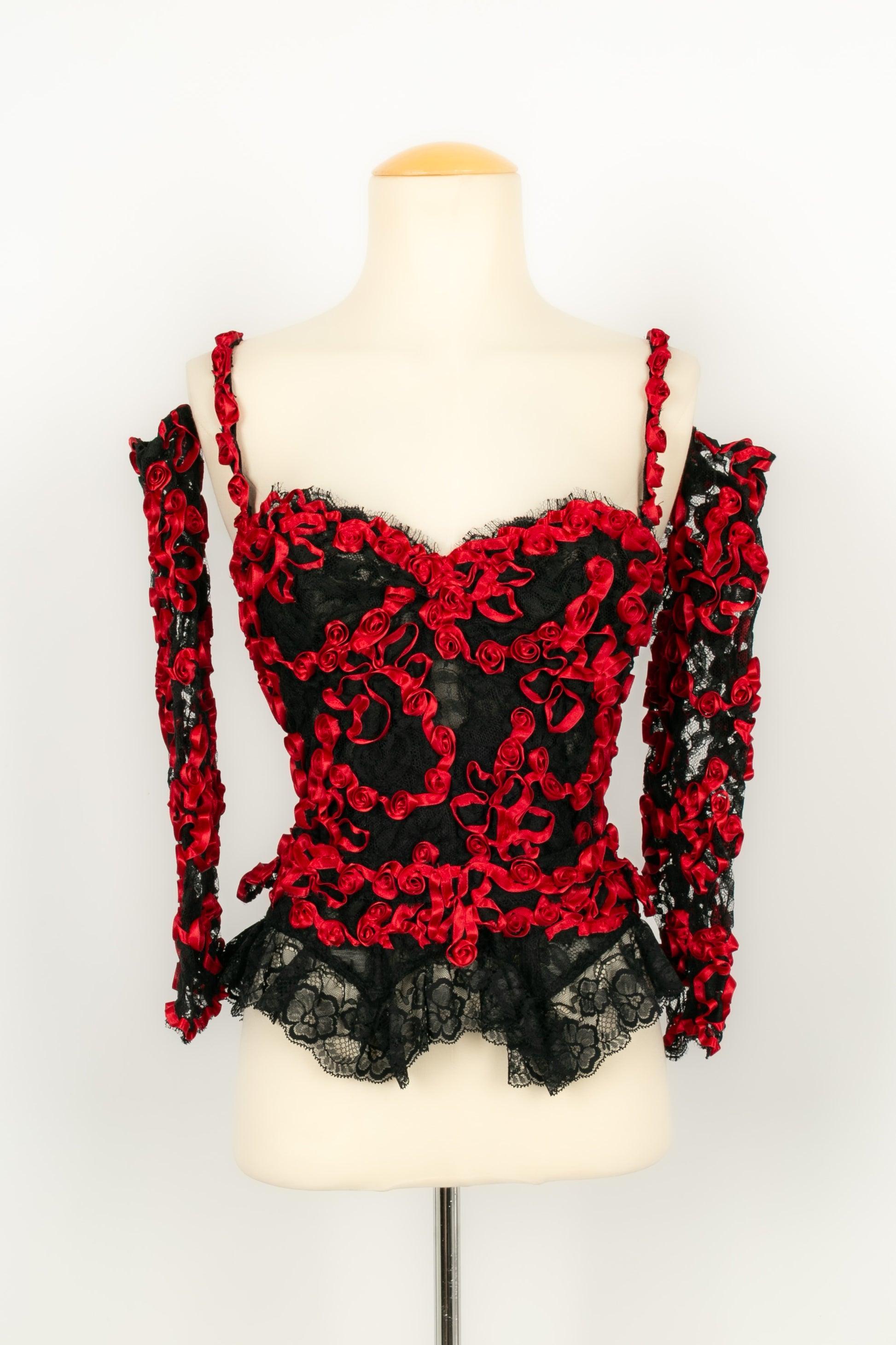 Valentino - Lingerie-style black lace top with red ribbons. It comes with a pair of fingerless gloves. No size label, it fits a 36FR.

Additional information:
Condition: Very good condition
Dimensions: Chest: 37 cm - Length: 54 cm

Seller Reference: