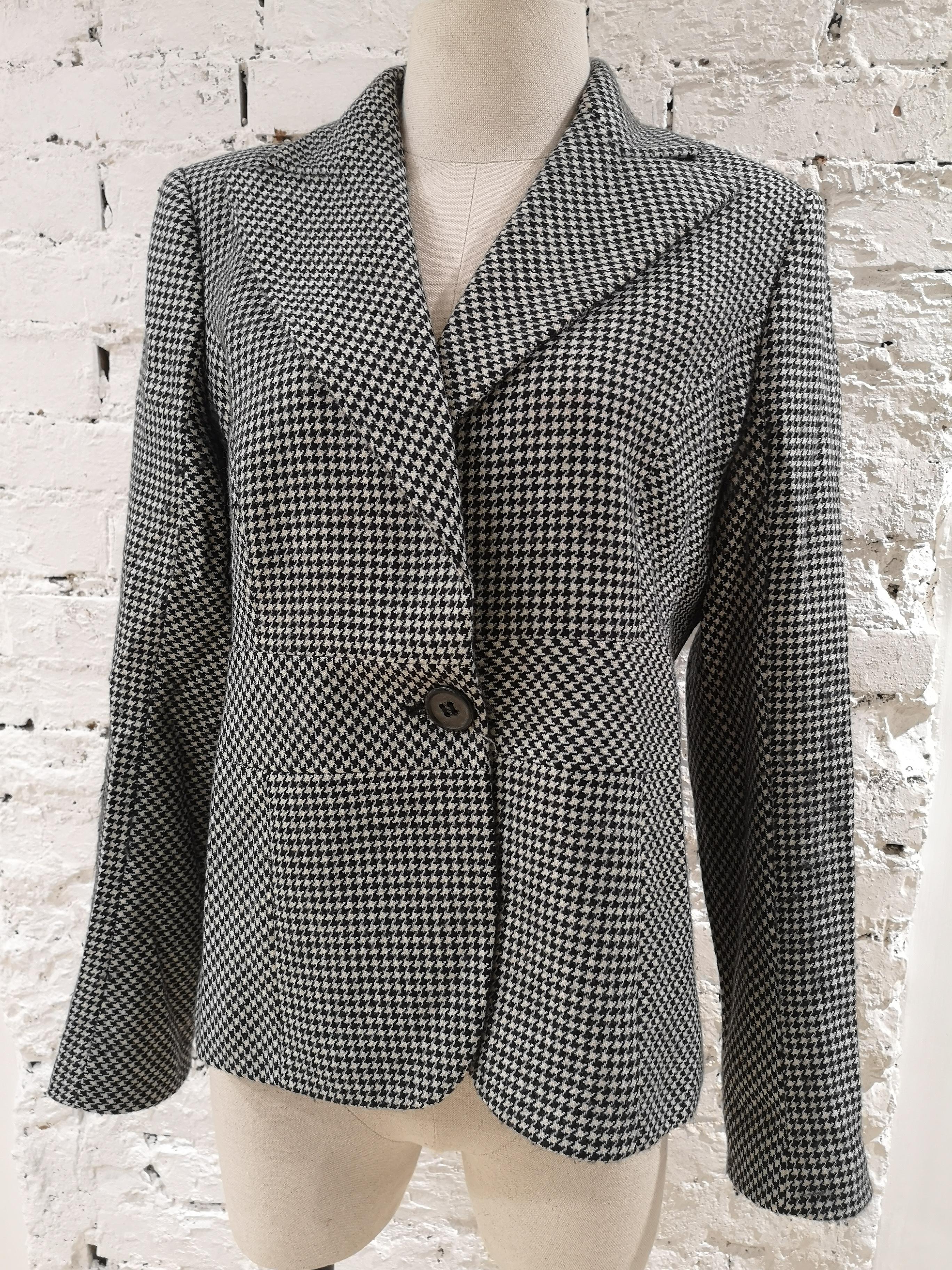 Valentino black and white pied de poule wool jacket
totally made in italy in size 48
red cupro lining