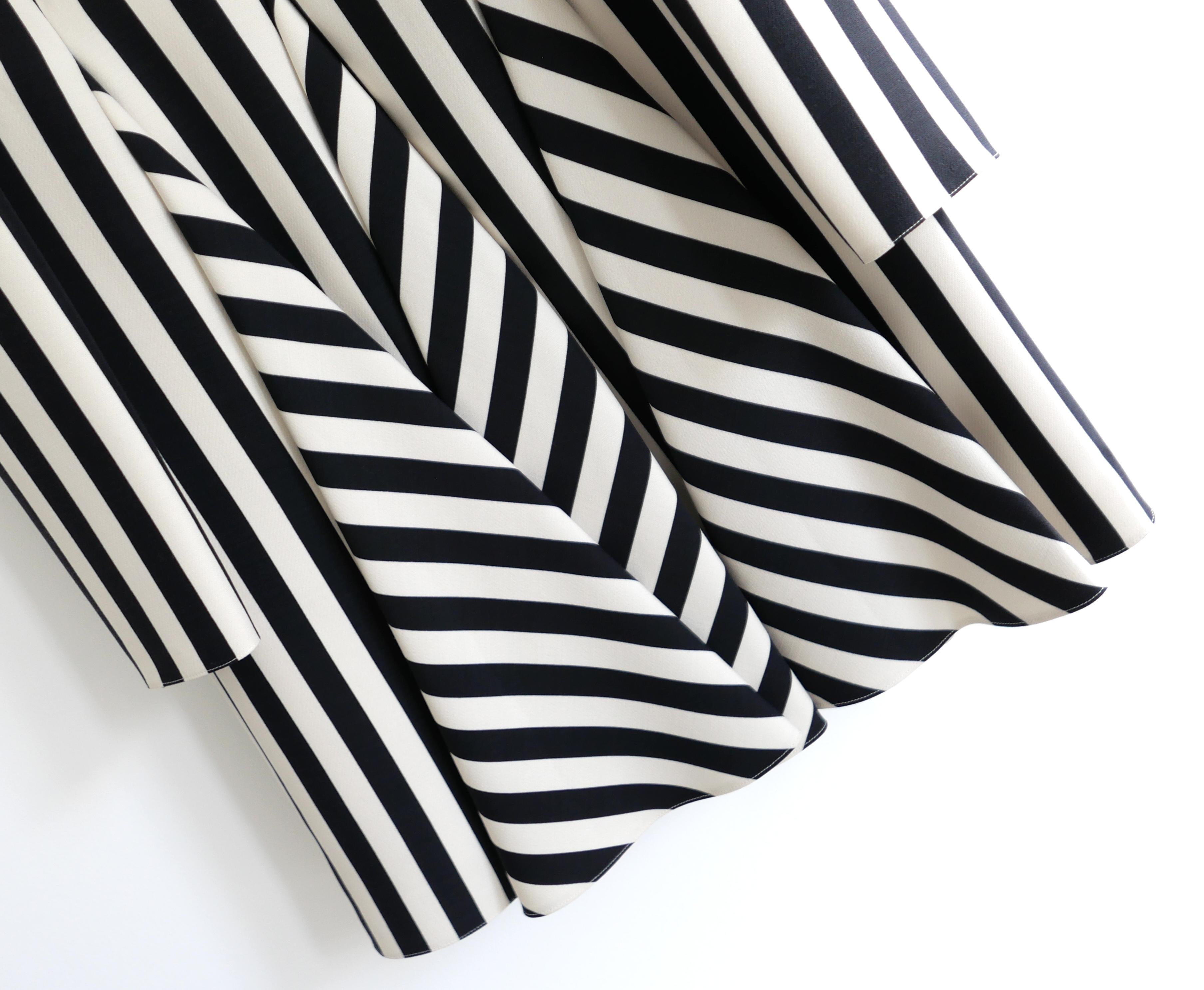 Umwerfendes, kokettes, fabelhaftes, schwarz-weiß gestreiftes Skaterkleid von Valentino. Gekauft für £3750 und neu mit Etikett. Hergestellt aus mittelschwerer Wolle und Seide mit Seidenfutter. Es hat den schönsten, ultra-schmeichelnden Schnitt mit