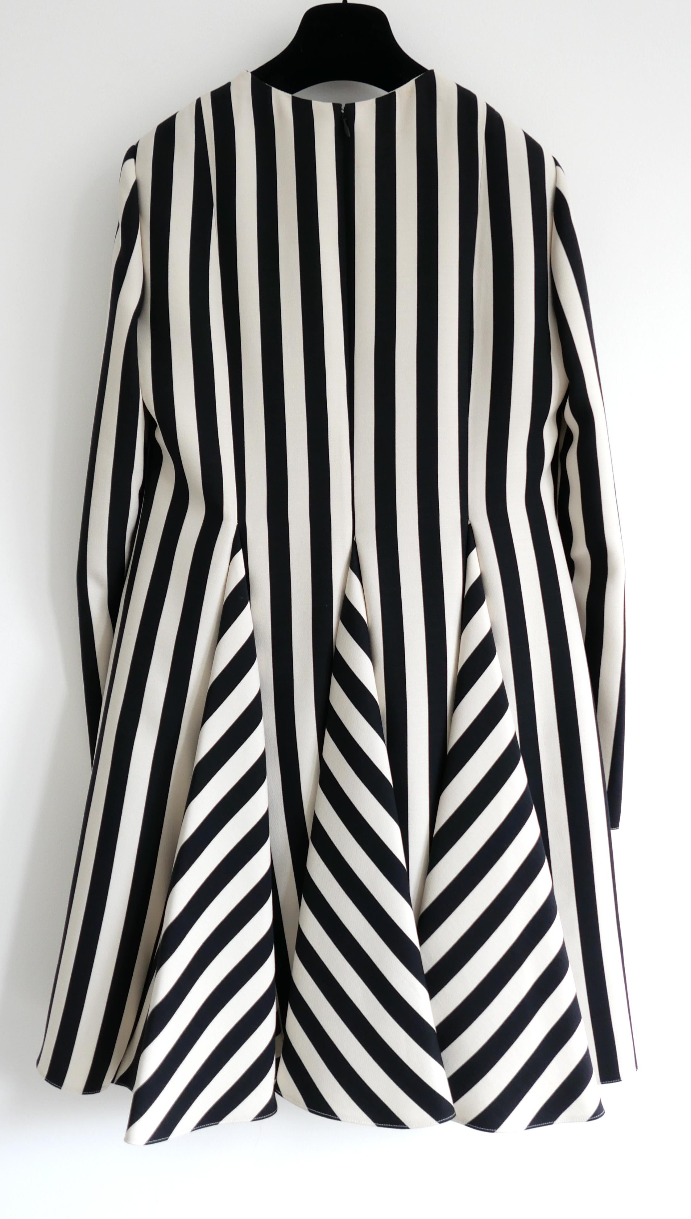 Valentino Schwarz-weiß gestreiftes Skaterkleid im Angebot 1